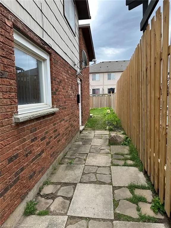 8 Roseneath Crescent S, #B