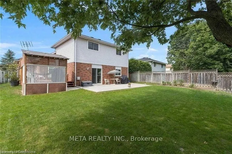 90 PENELOPE Drive W