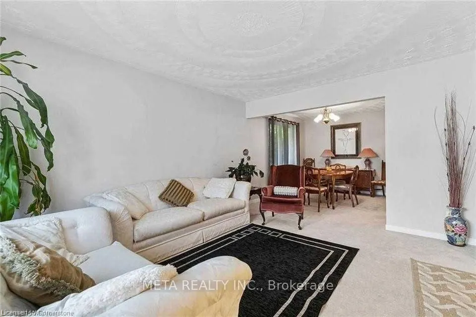 90 PENELOPE Drive W