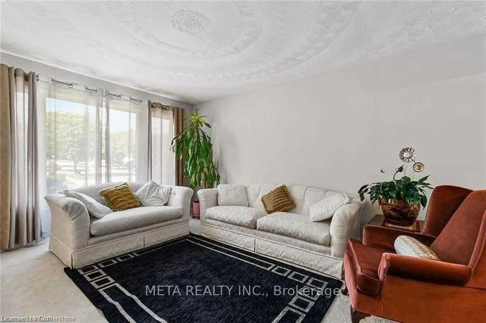 90 PENELOPE Drive W
