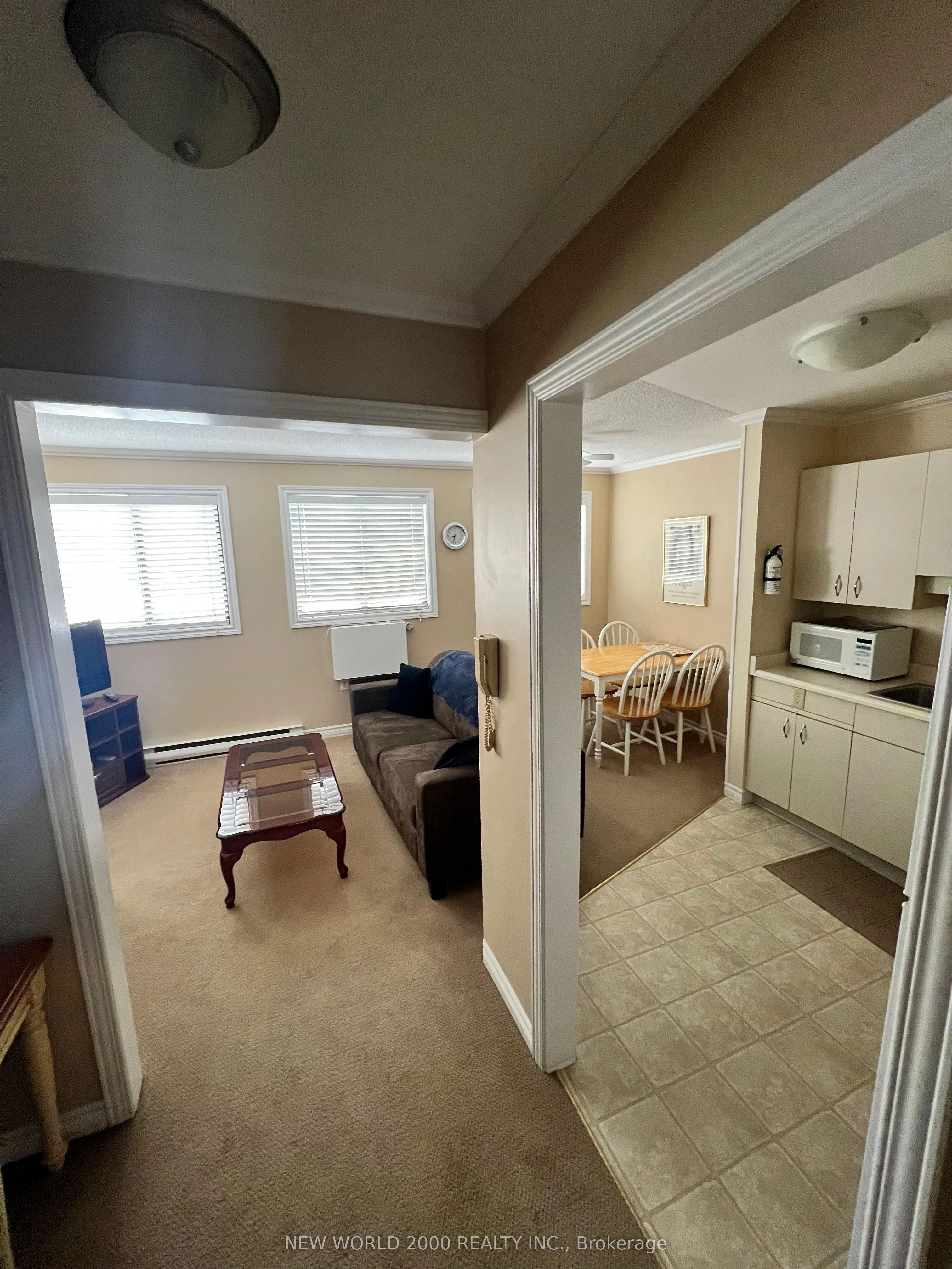 154 Ainslie St N Street
