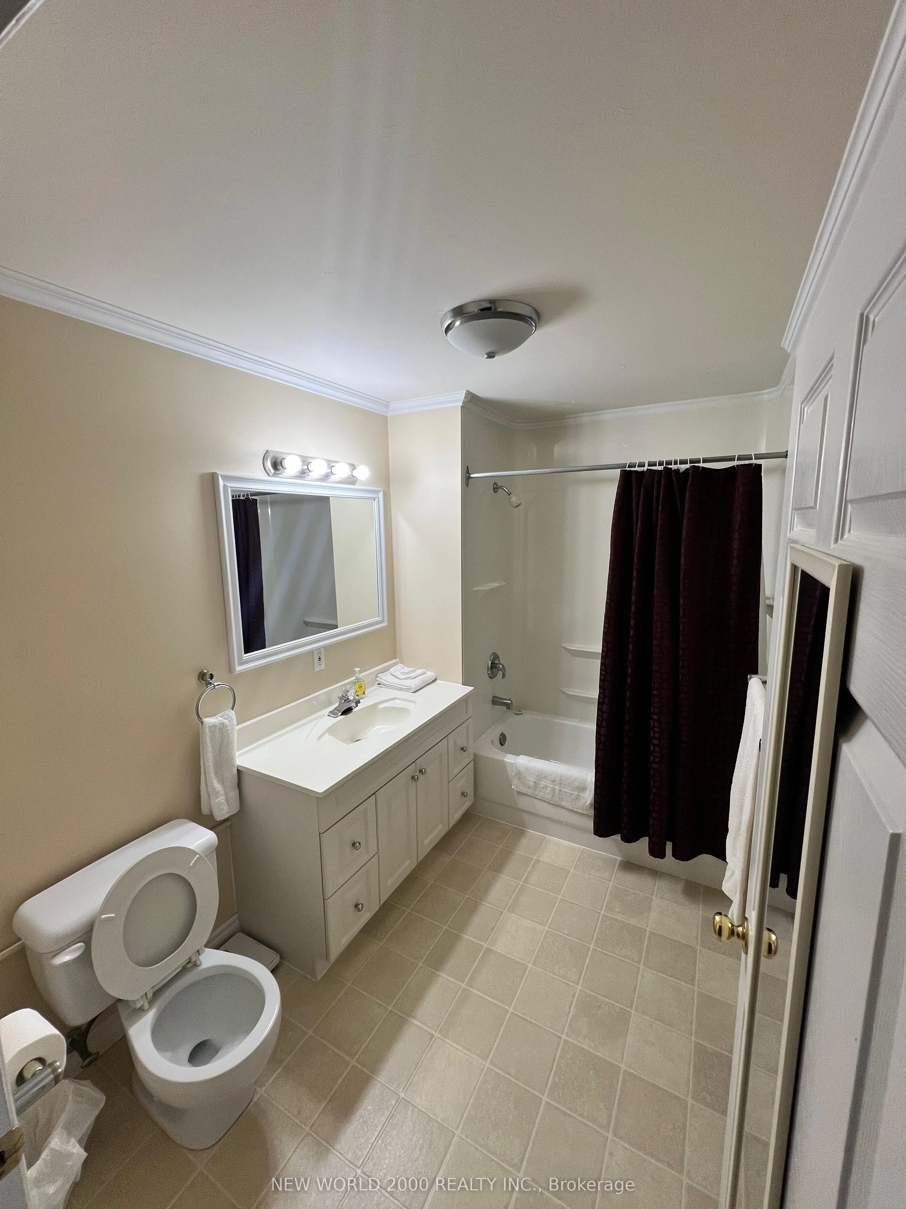 154 Ainslie St N Street