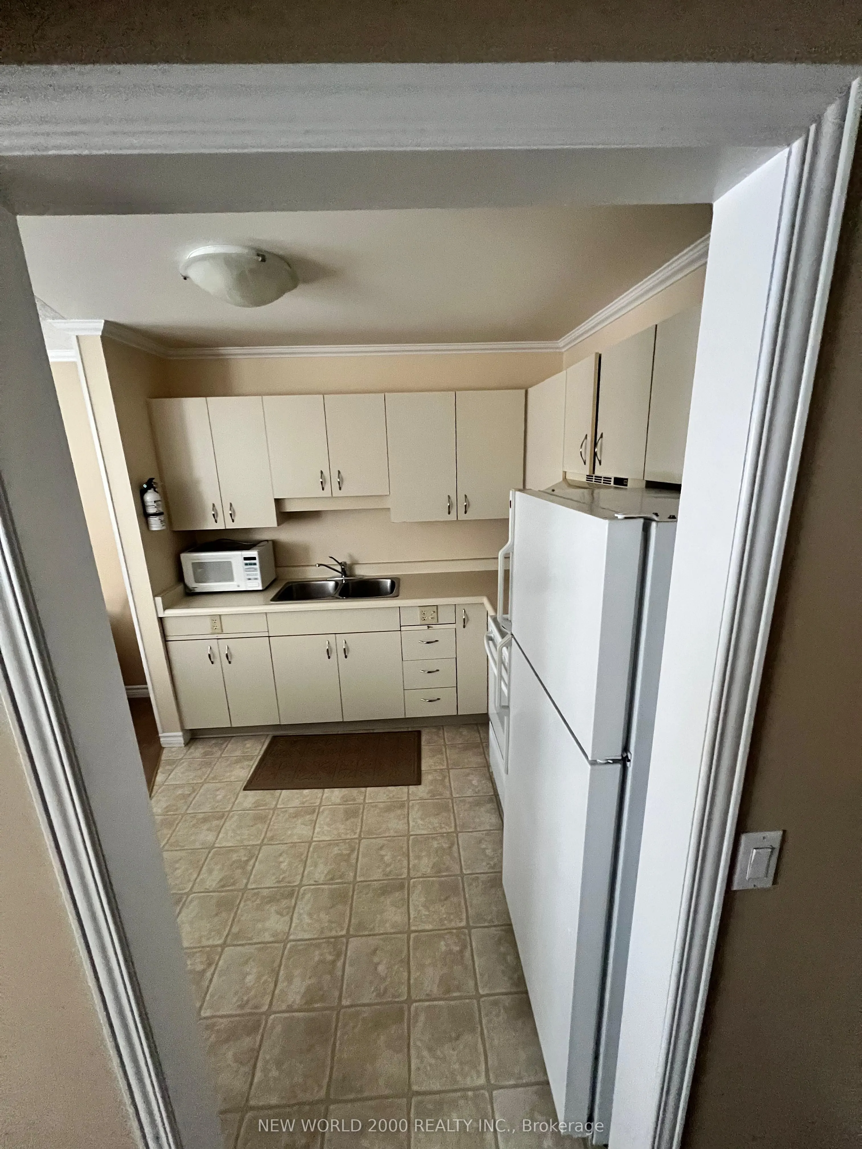 154 Ainslie St N Street
