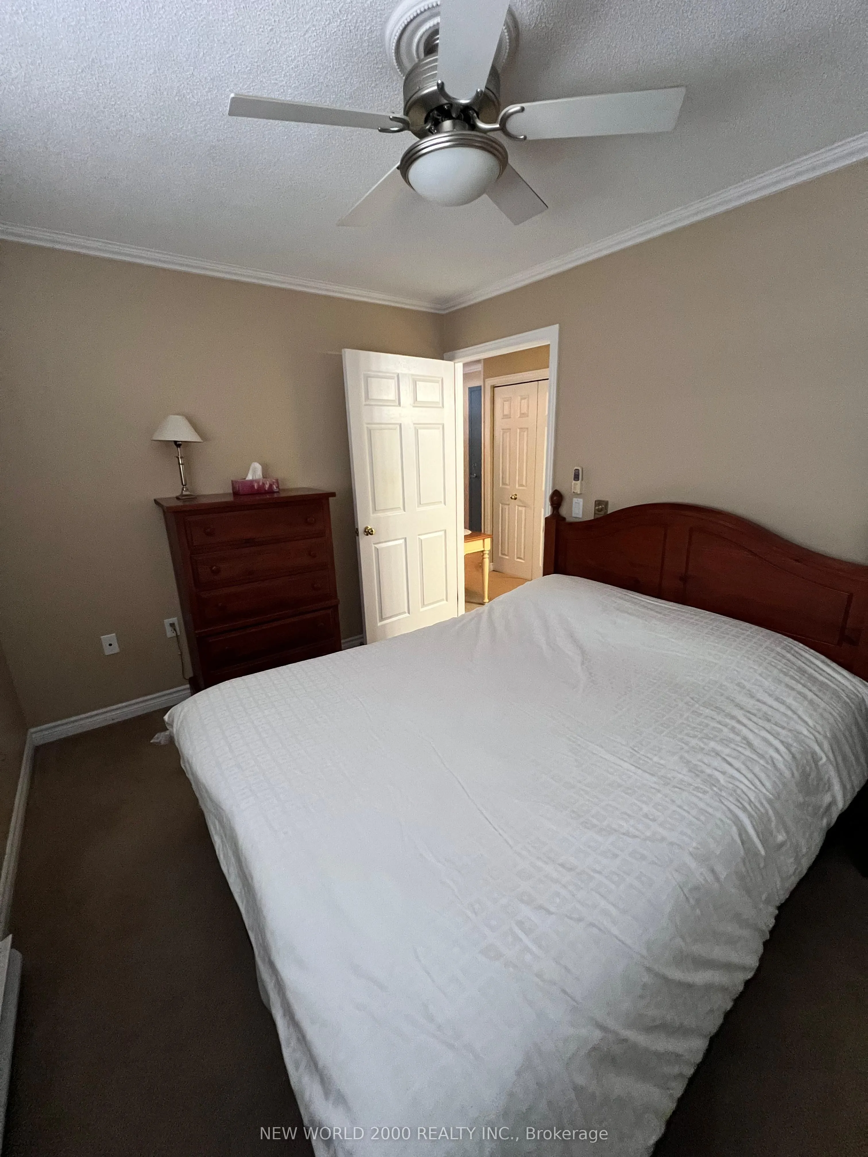 154 Ainslie St N Street