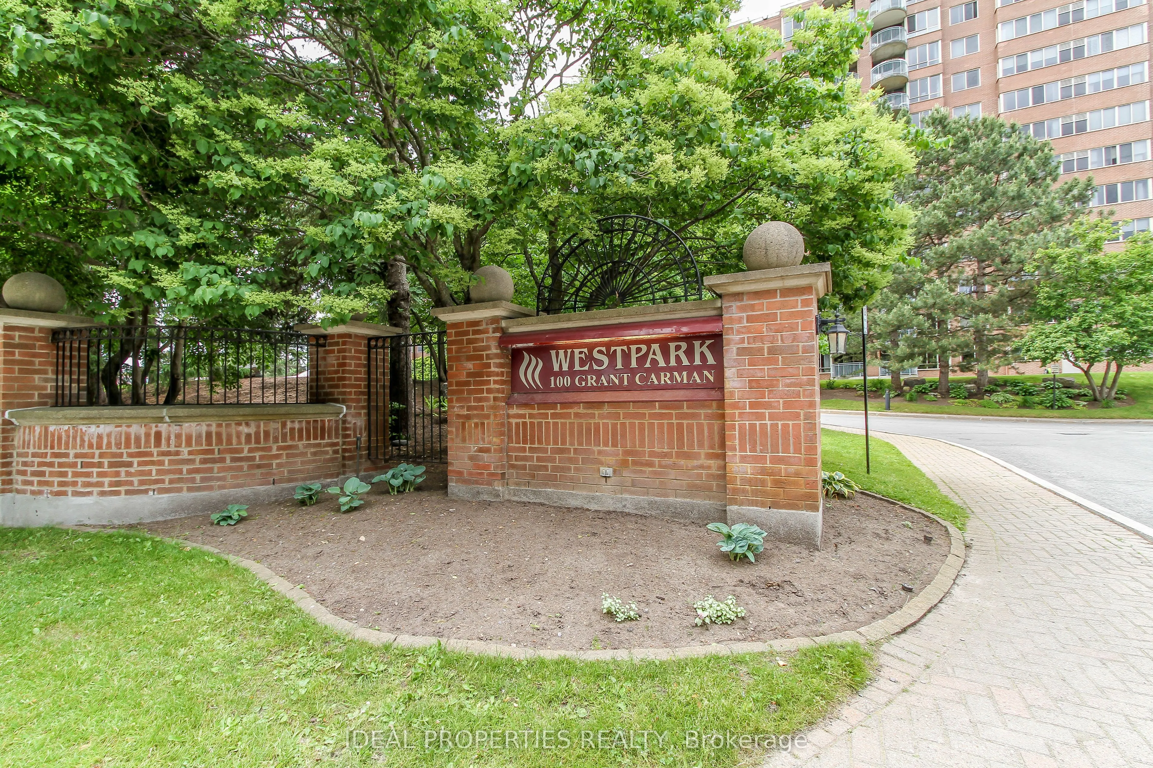 100 Grant Carman Drive N, #809