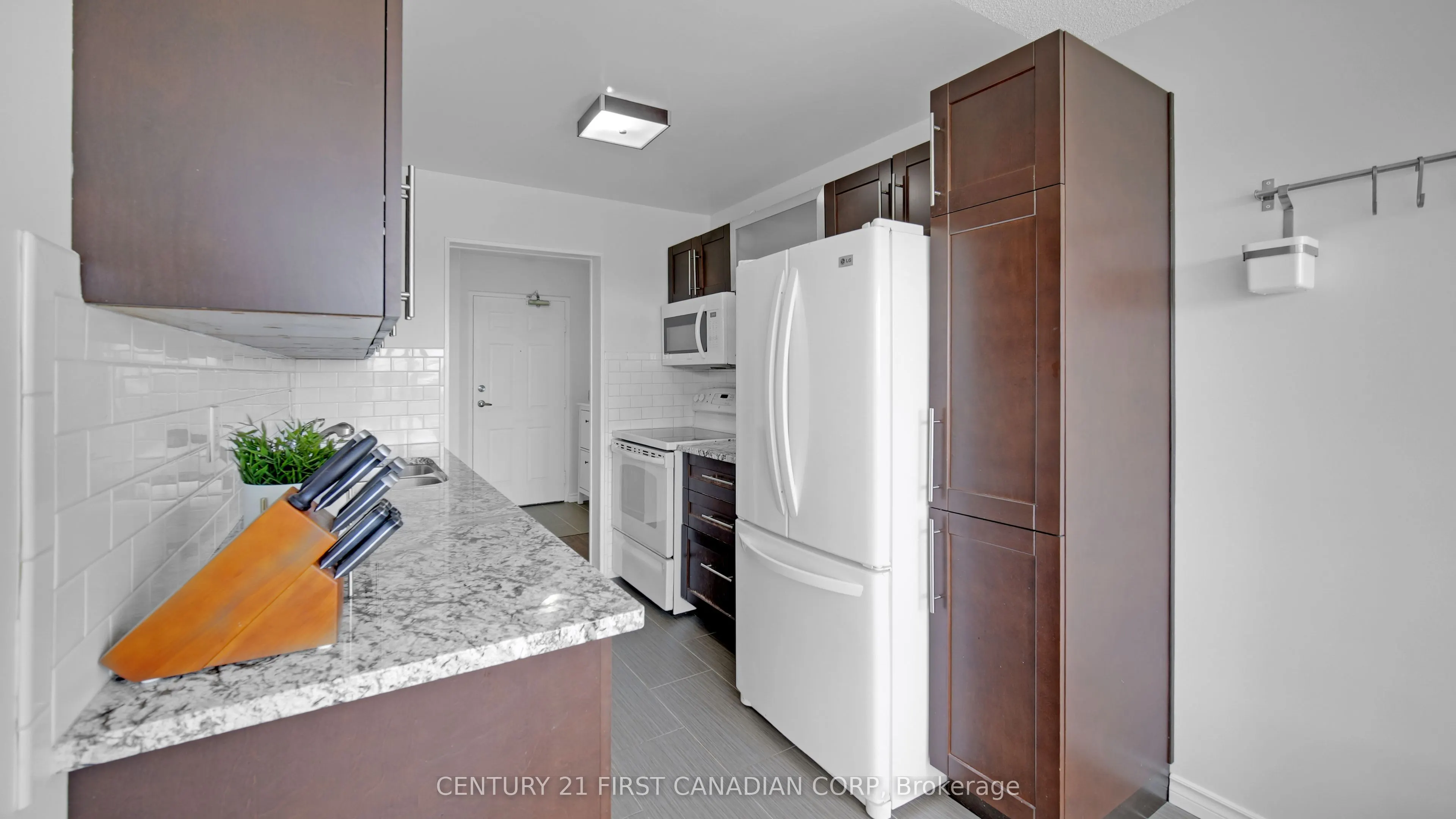 1600 Adelaide Street, #811