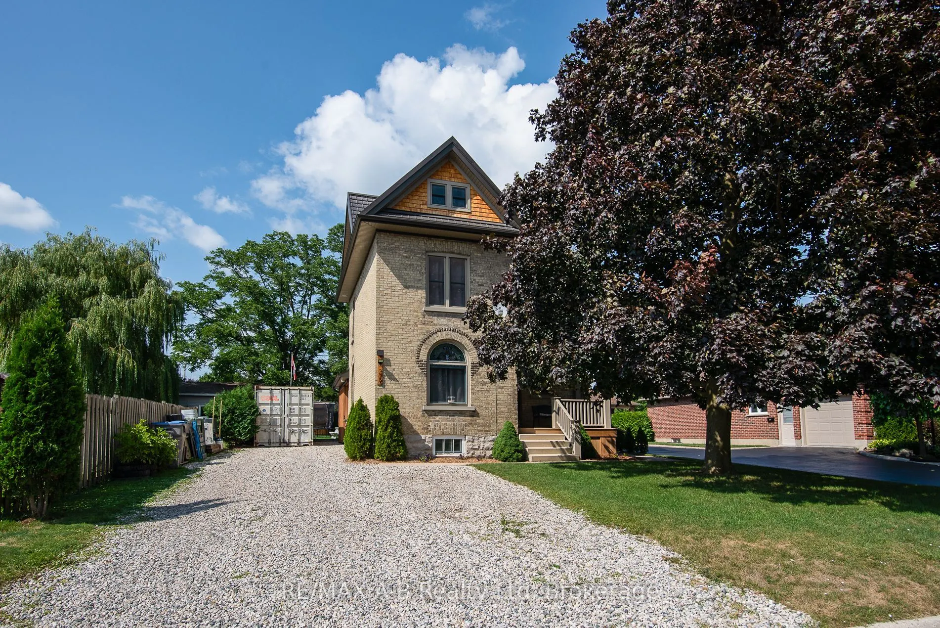 209 Elgin Street W
