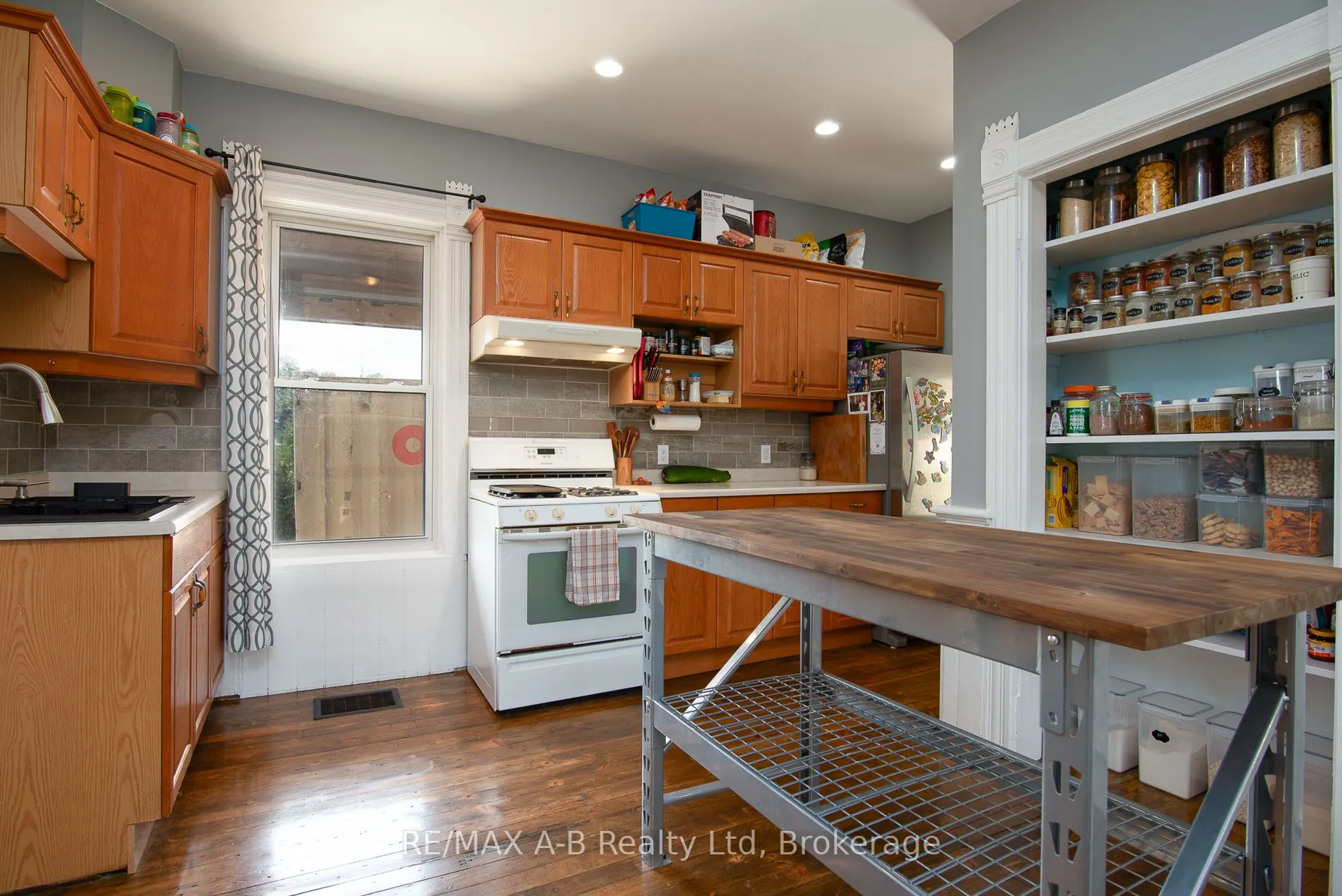 209 Elgin Street W
