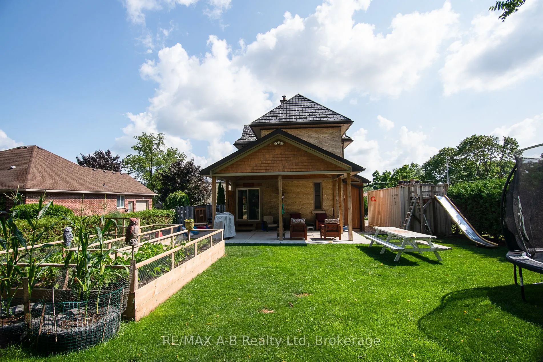 209 Elgin Street W