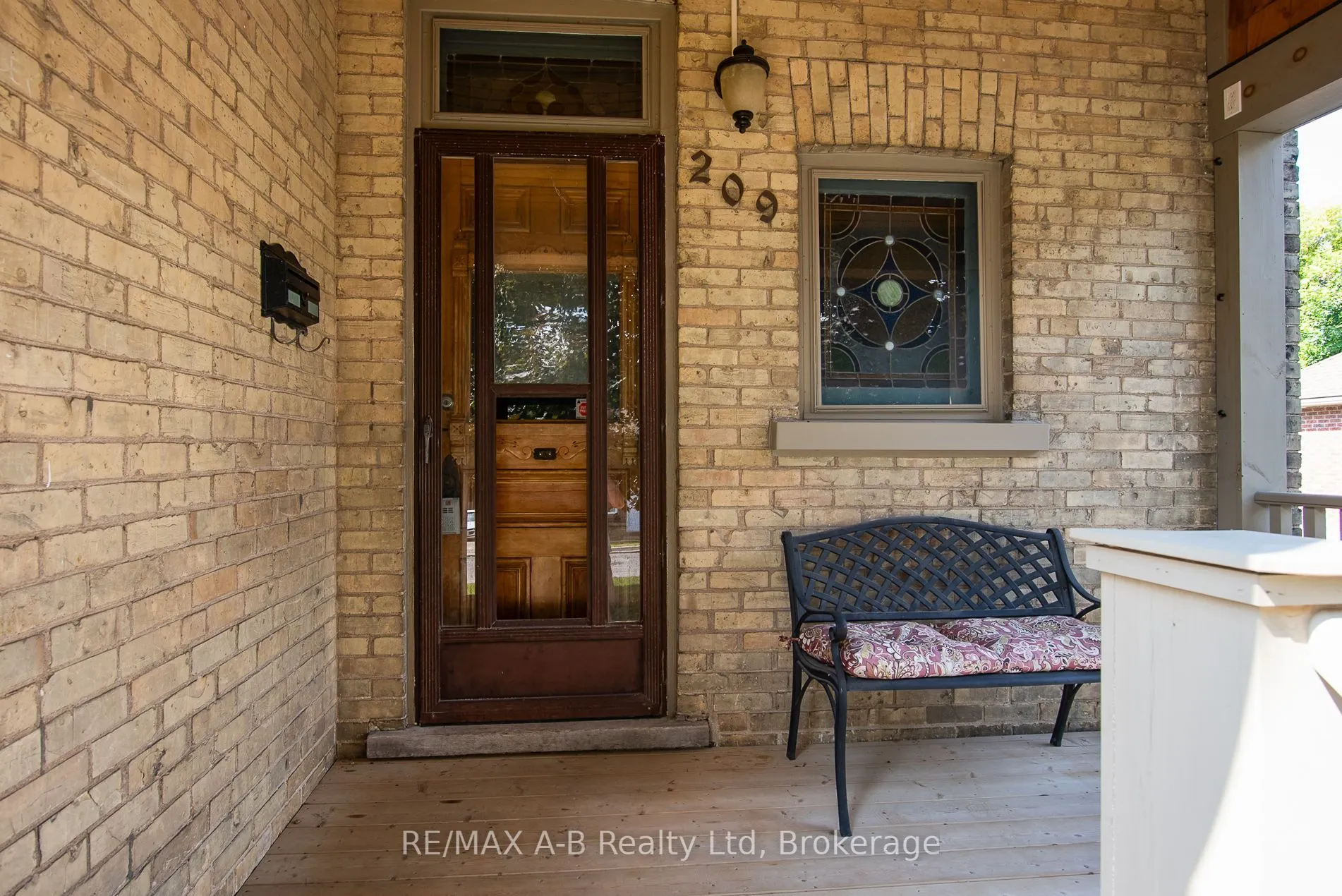 209 Elgin Street W