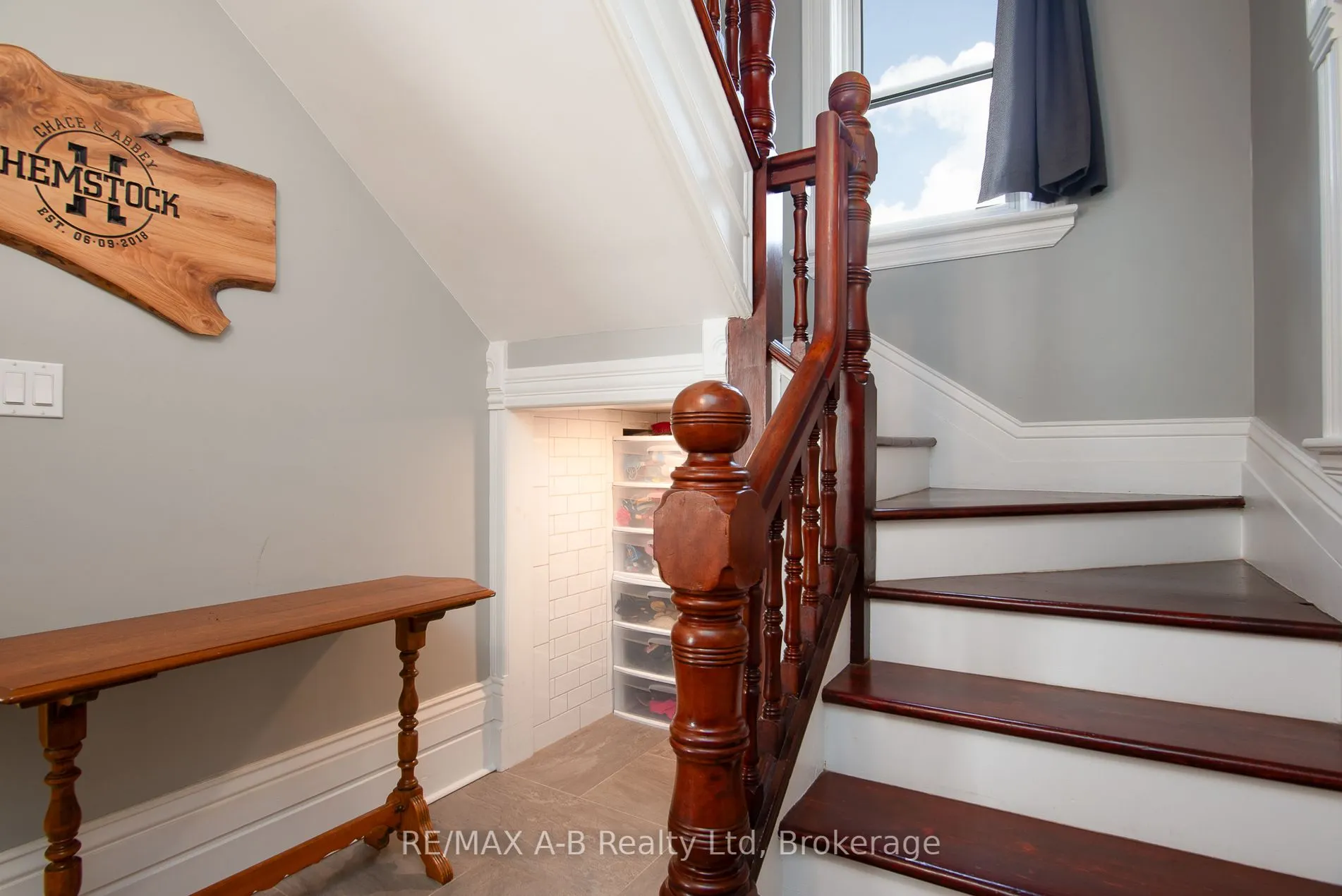209 Elgin Street W