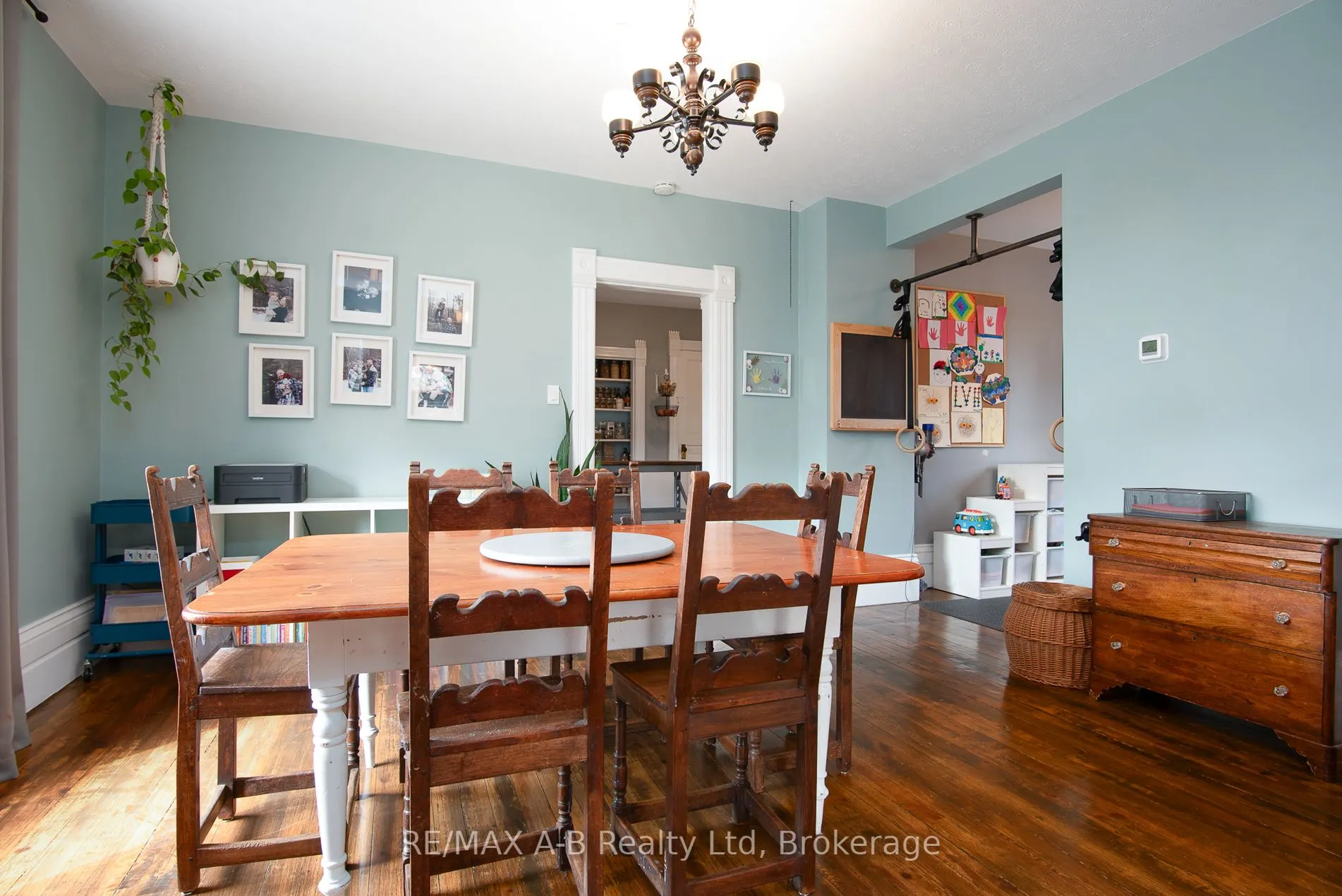209 Elgin Street W