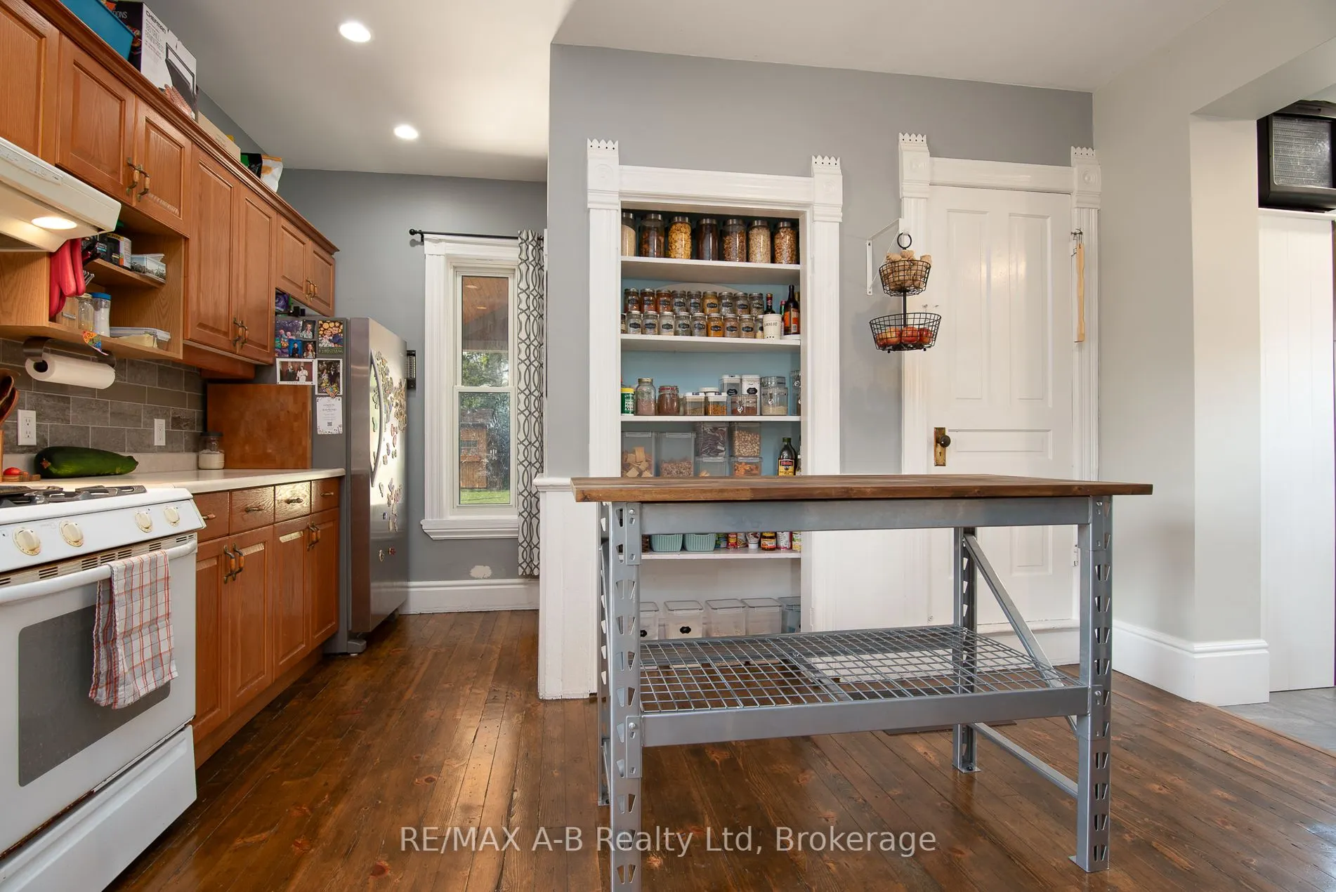 209 Elgin Street W