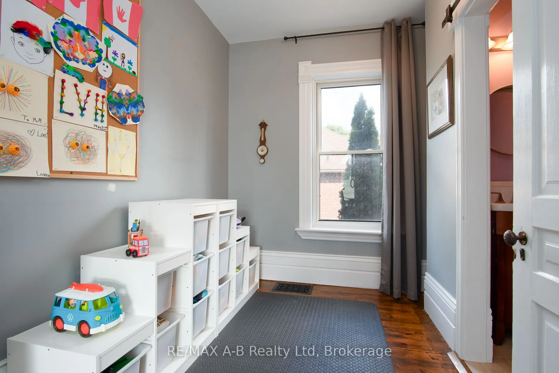 209 Elgin Street W