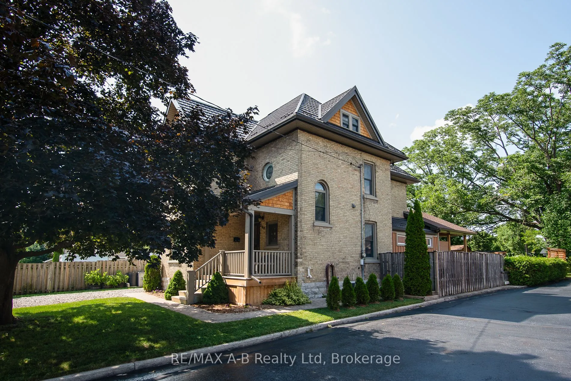 209 Elgin Street W