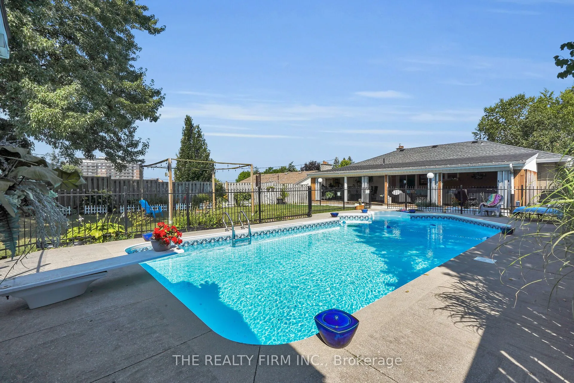 952 Eagle Crescent