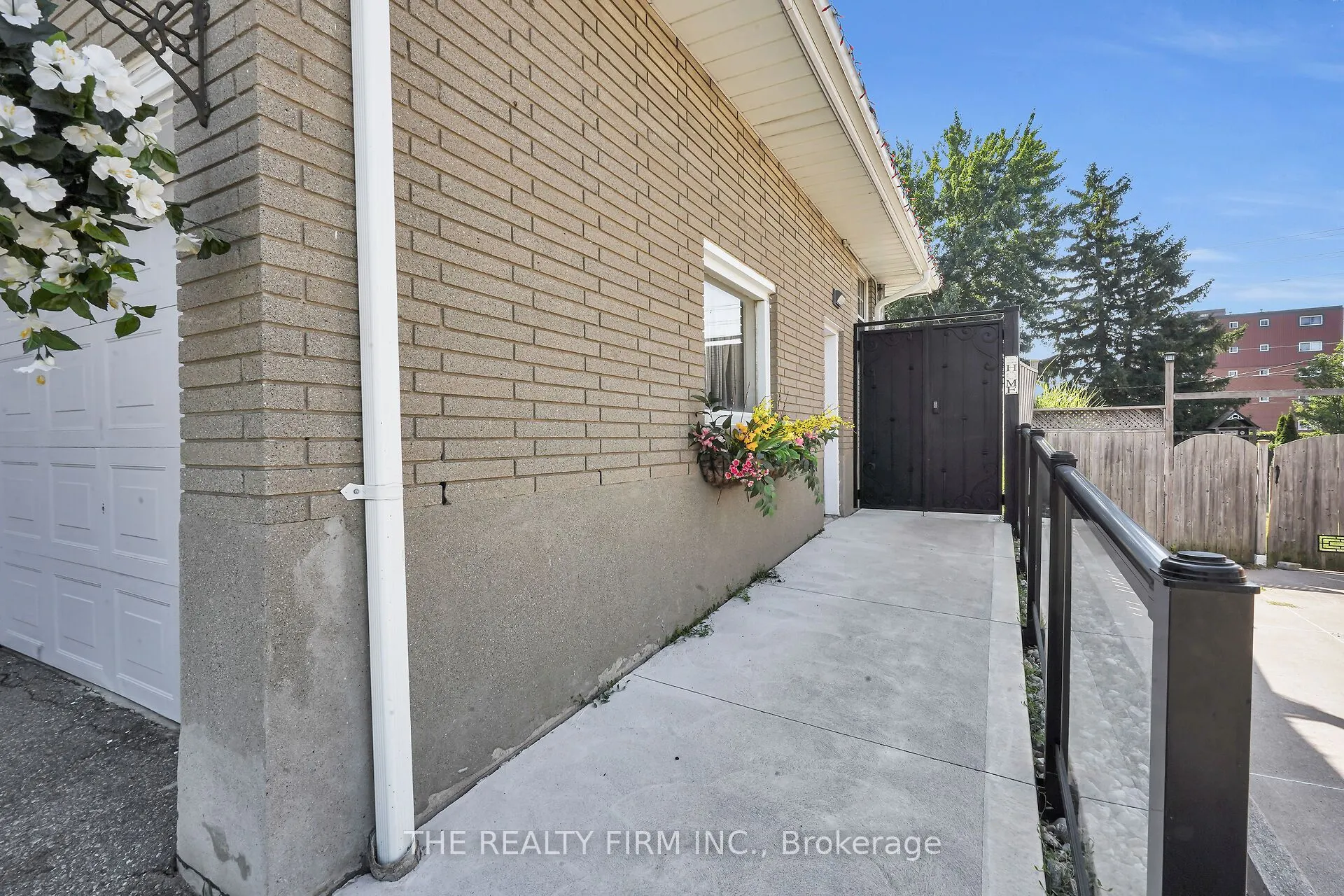 952 Eagle Crescent