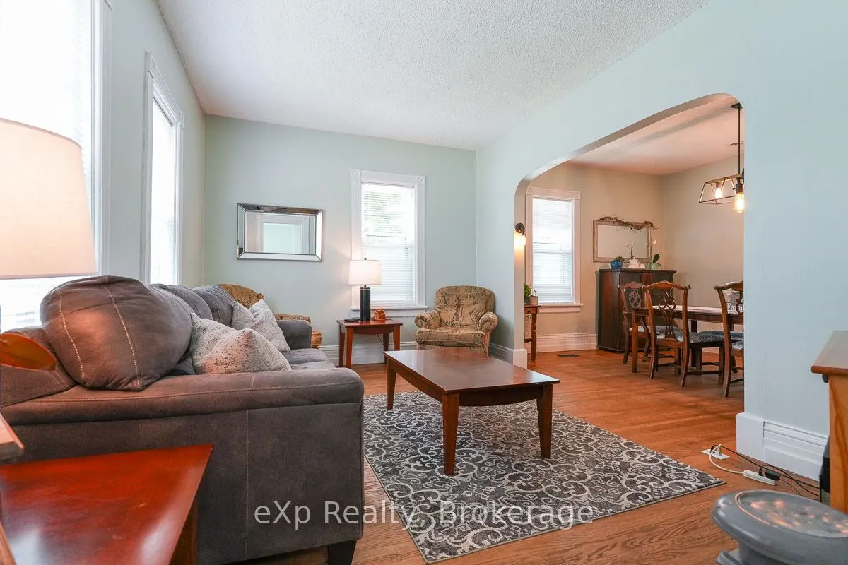 594 10th A Street W