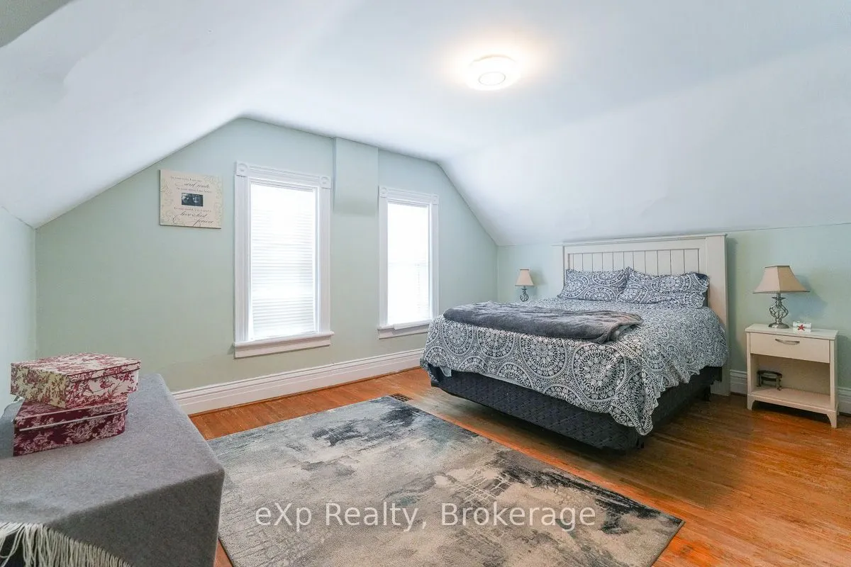 594 10th A Street W