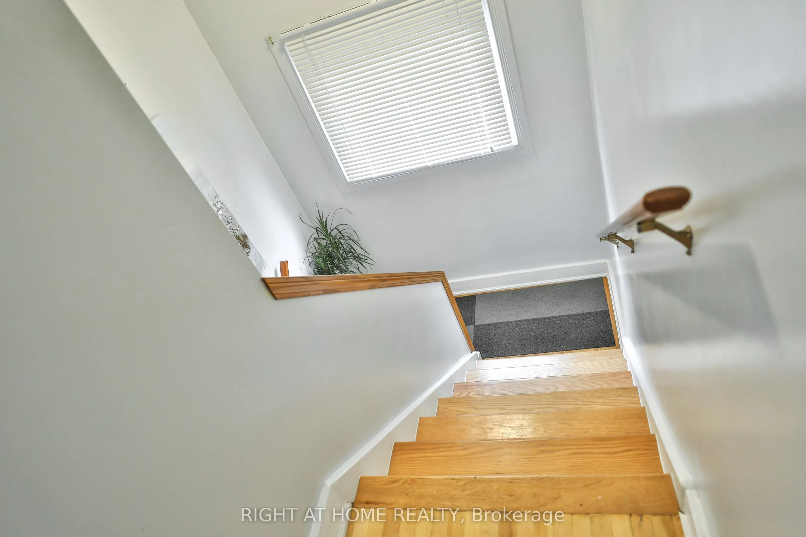 886 West 5th Street