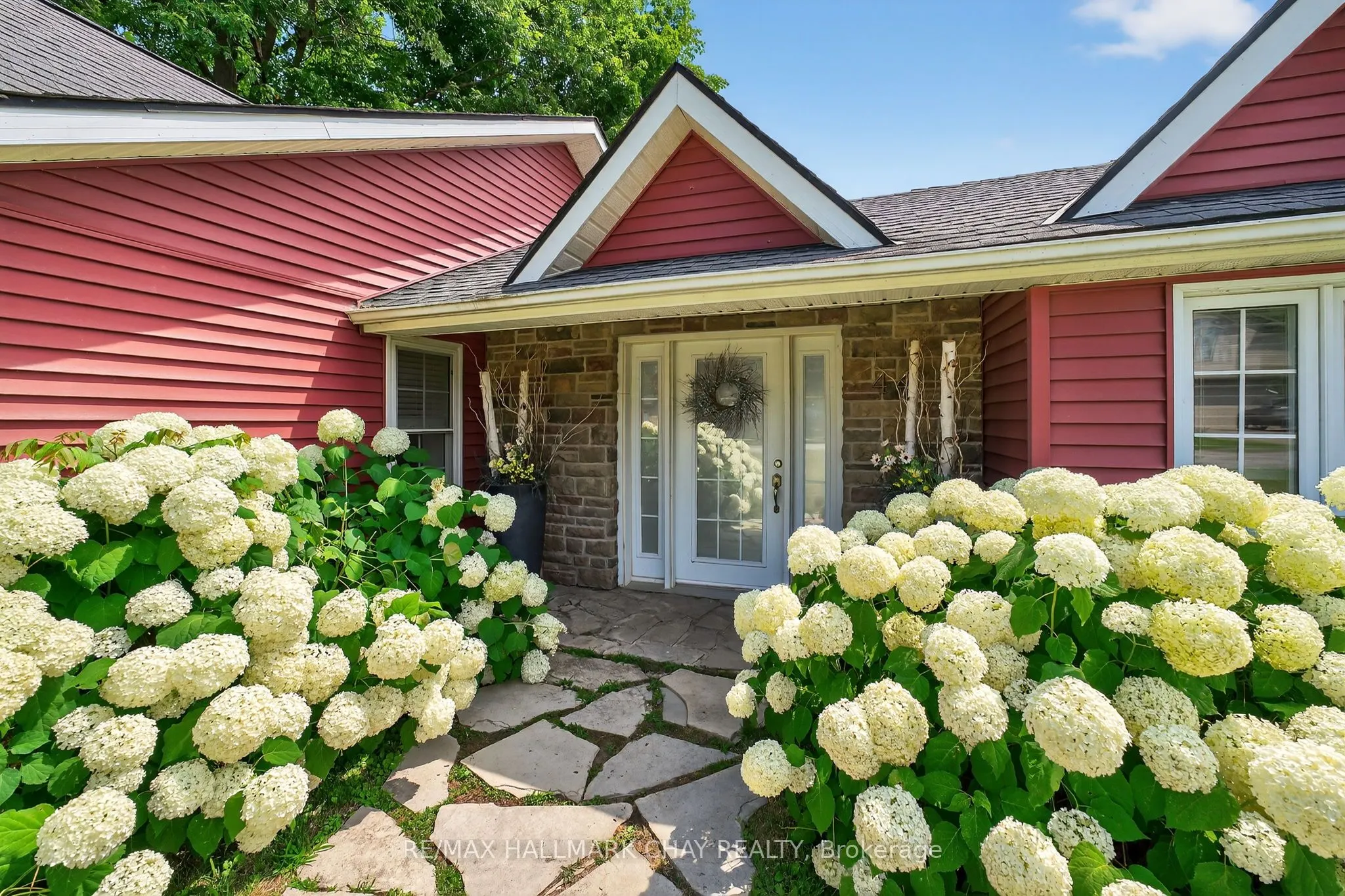 44 Pleasant Avenue S