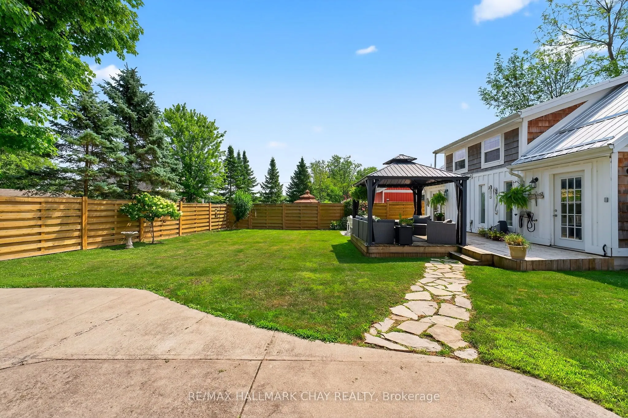 44 Pleasant Avenue S