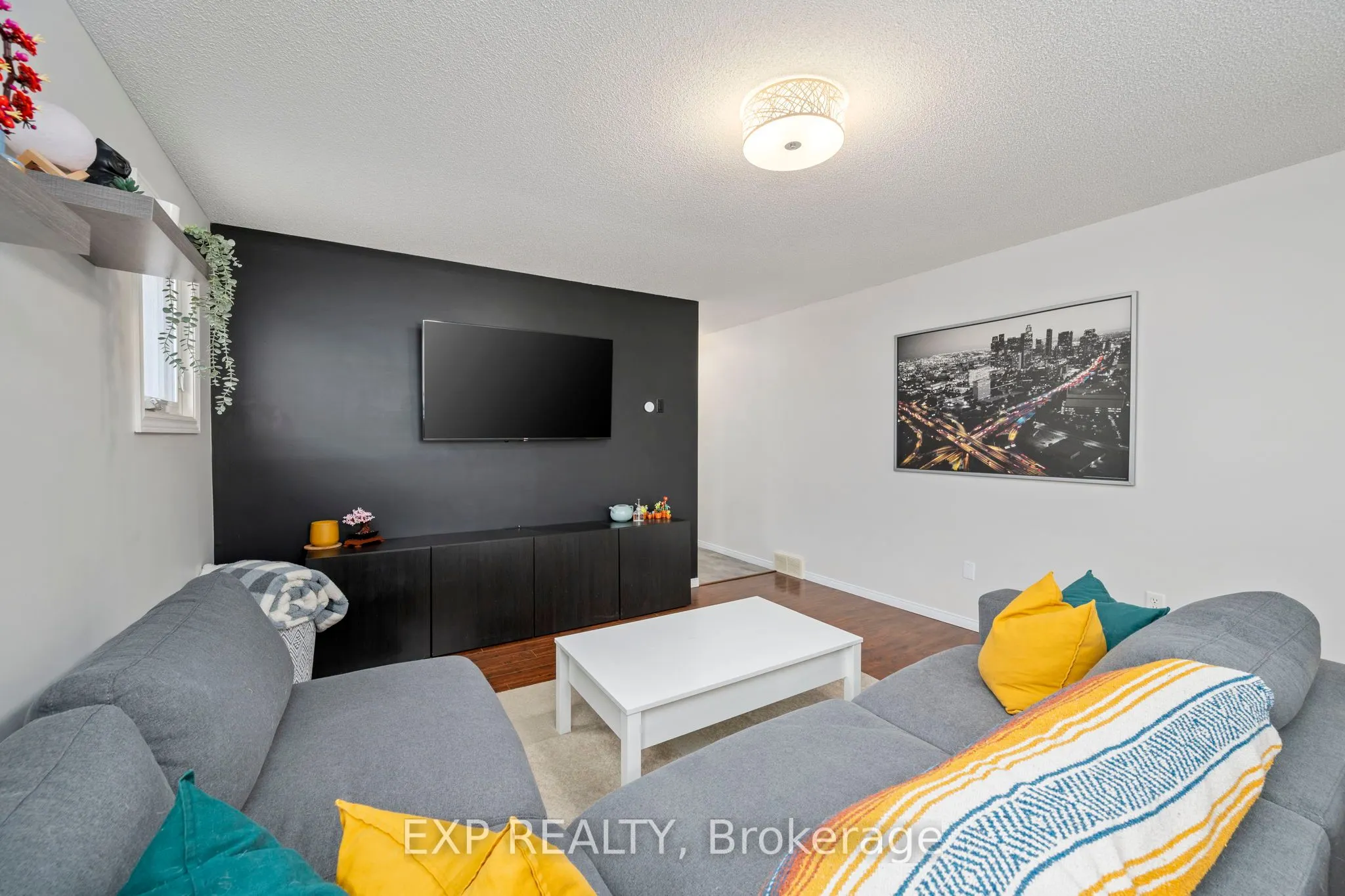 1852 BLOOM Crescent