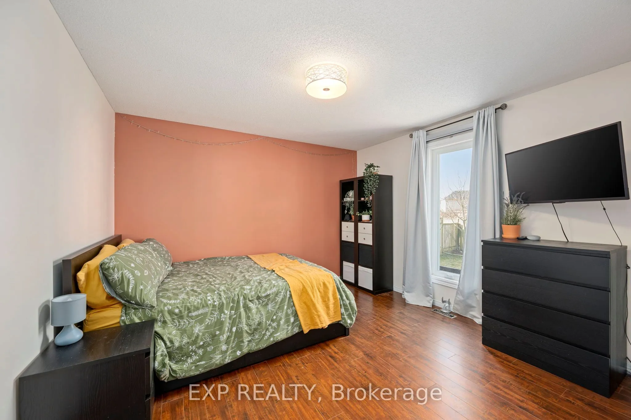 1852 BLOOM Crescent