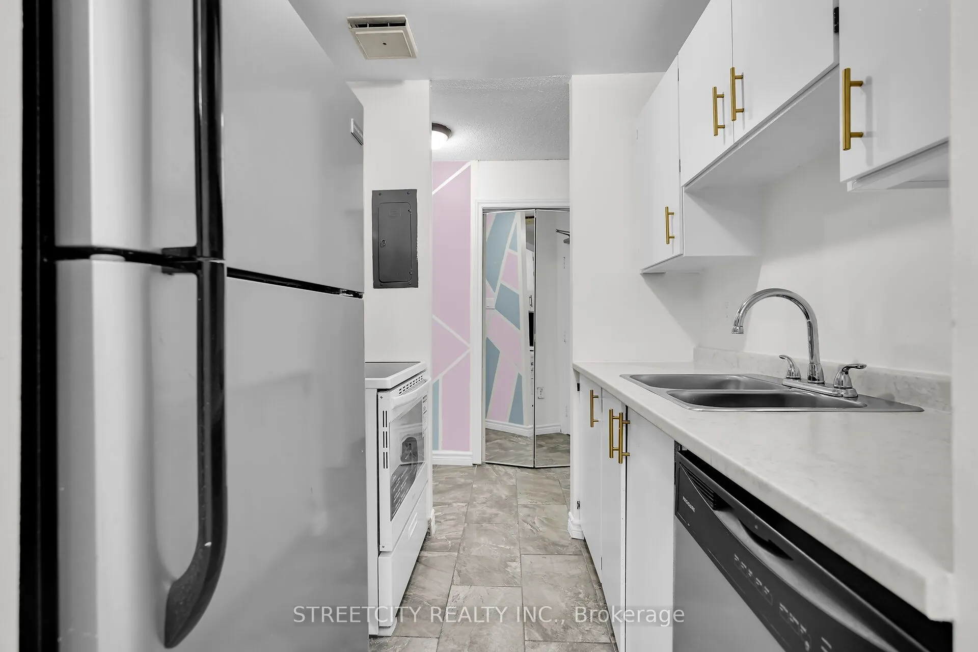 1590 ERNEST Avenue, #206
