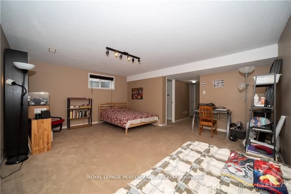 2363 Glandriel Crescent