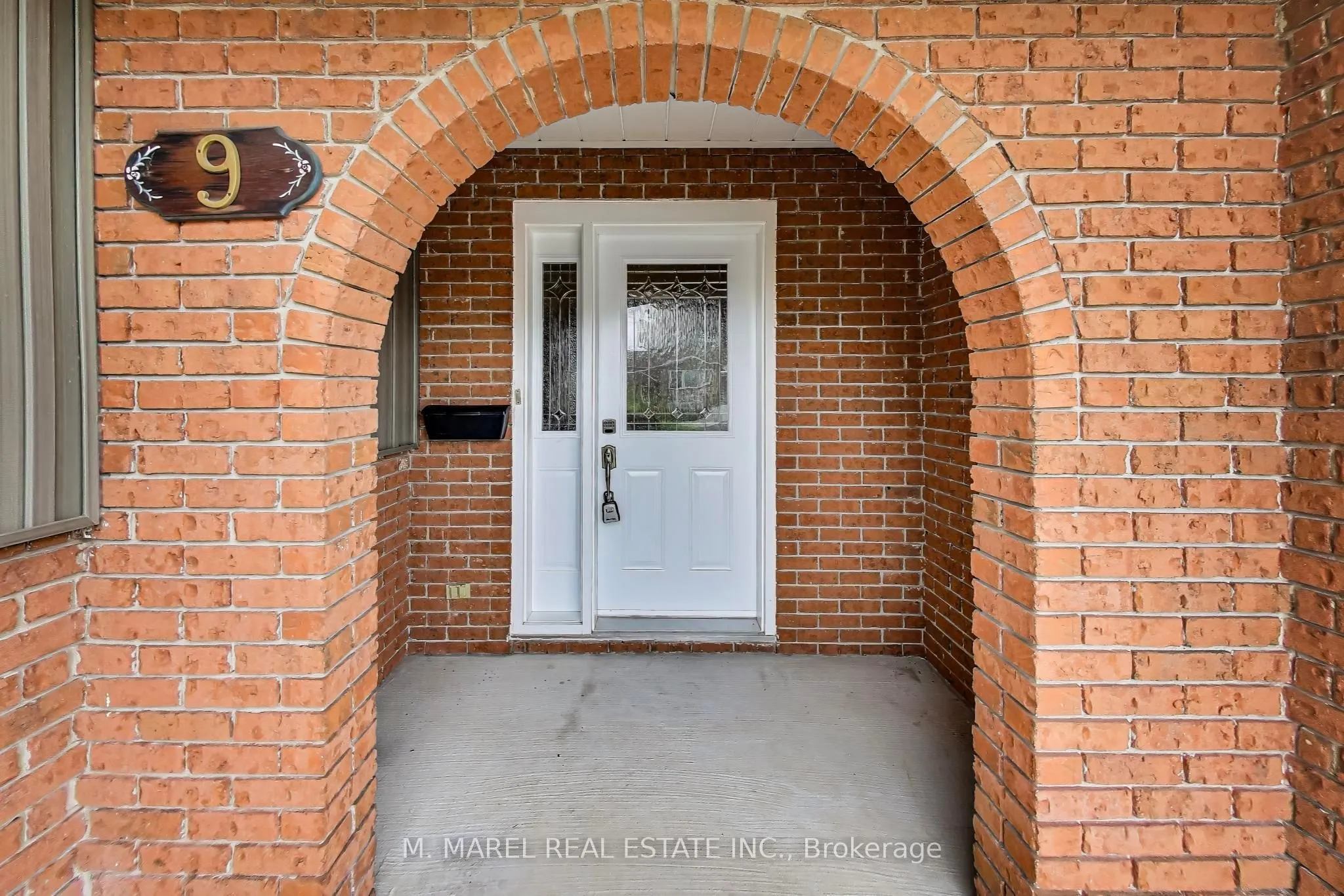 9 Brooks Circle
