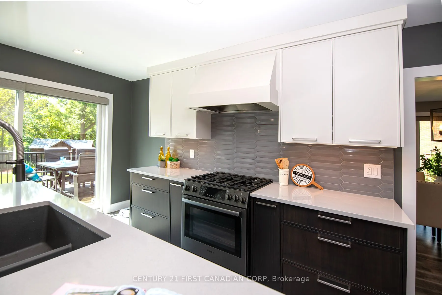6925 Lambeth Walk