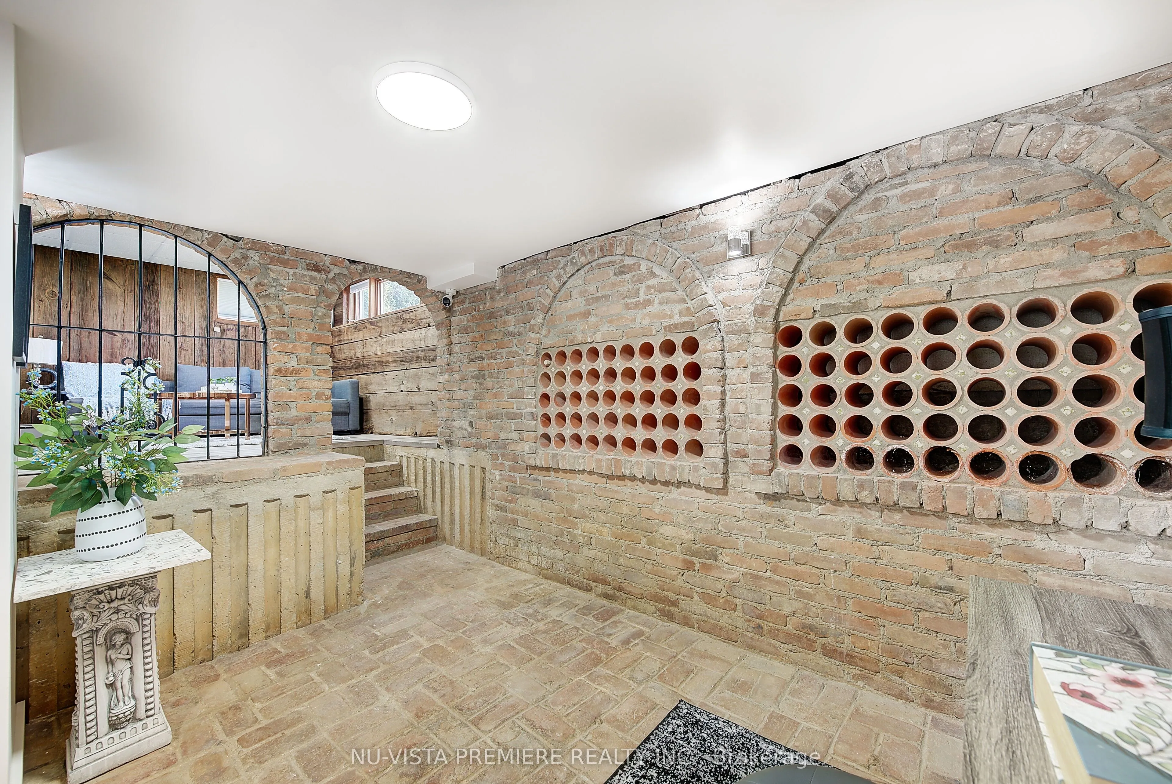 3943 Seaway Road