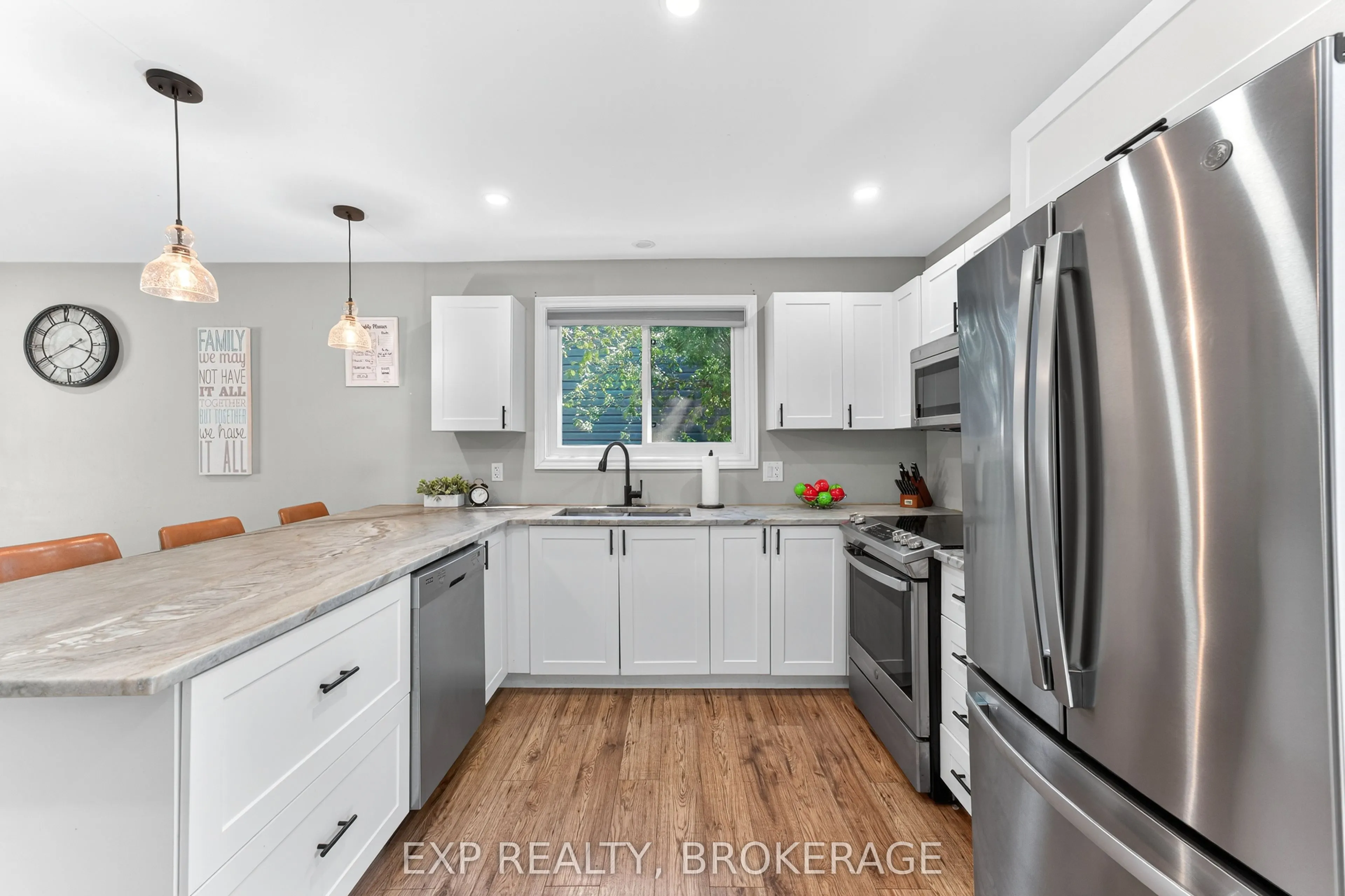 1284 WAVERLEY Crescent
