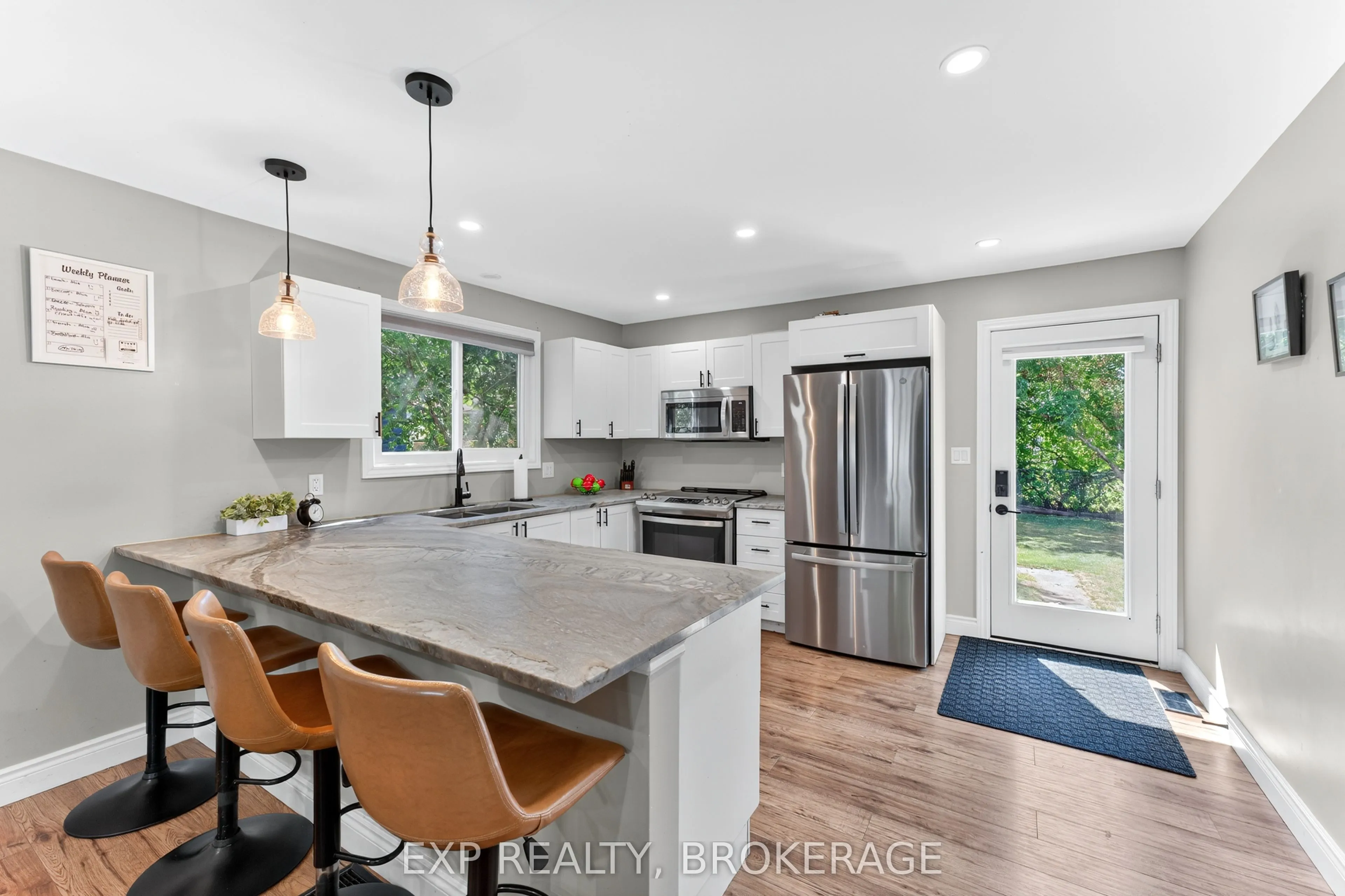 1284 WAVERLEY Crescent