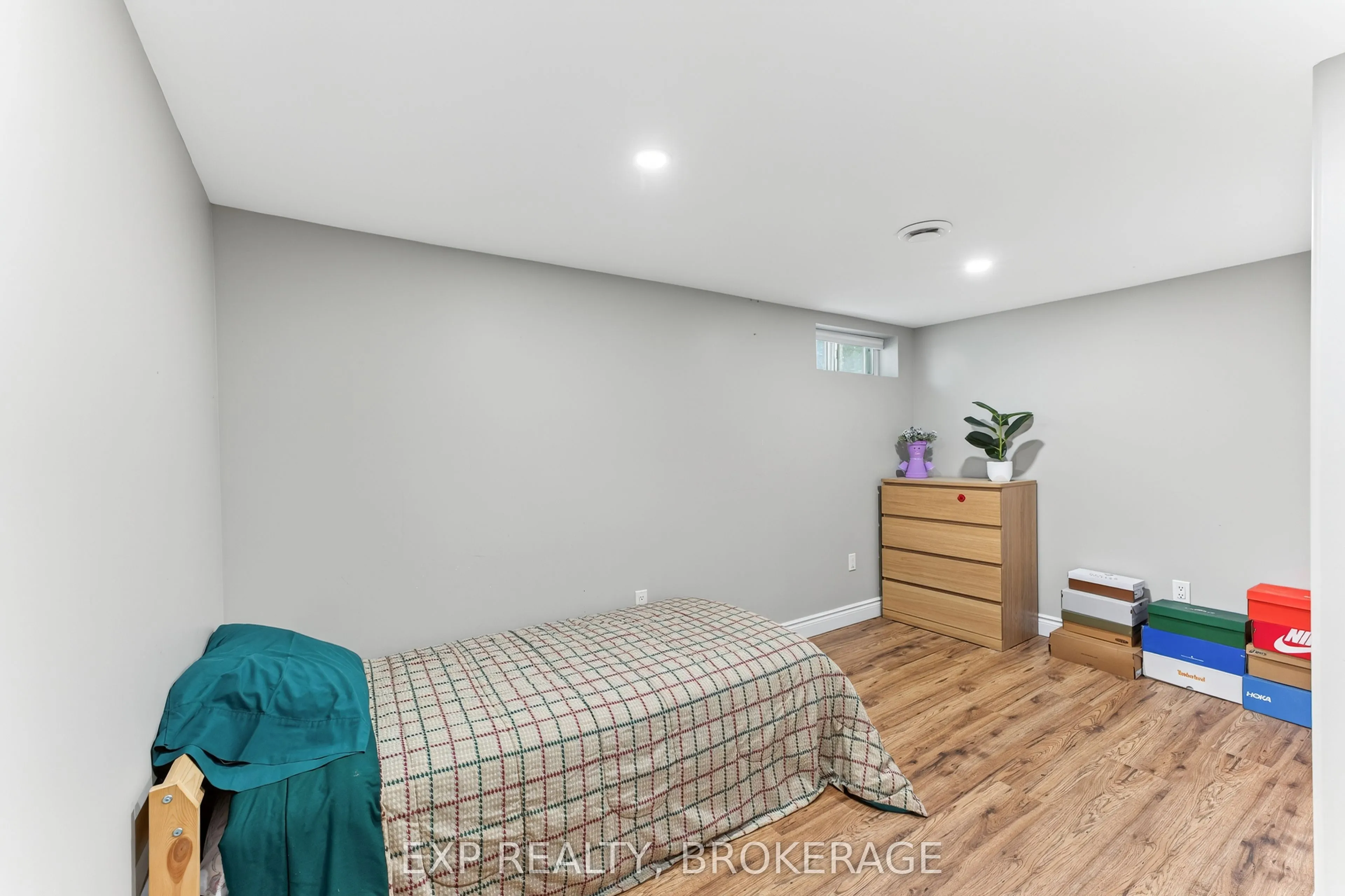 1284 WAVERLEY Crescent
