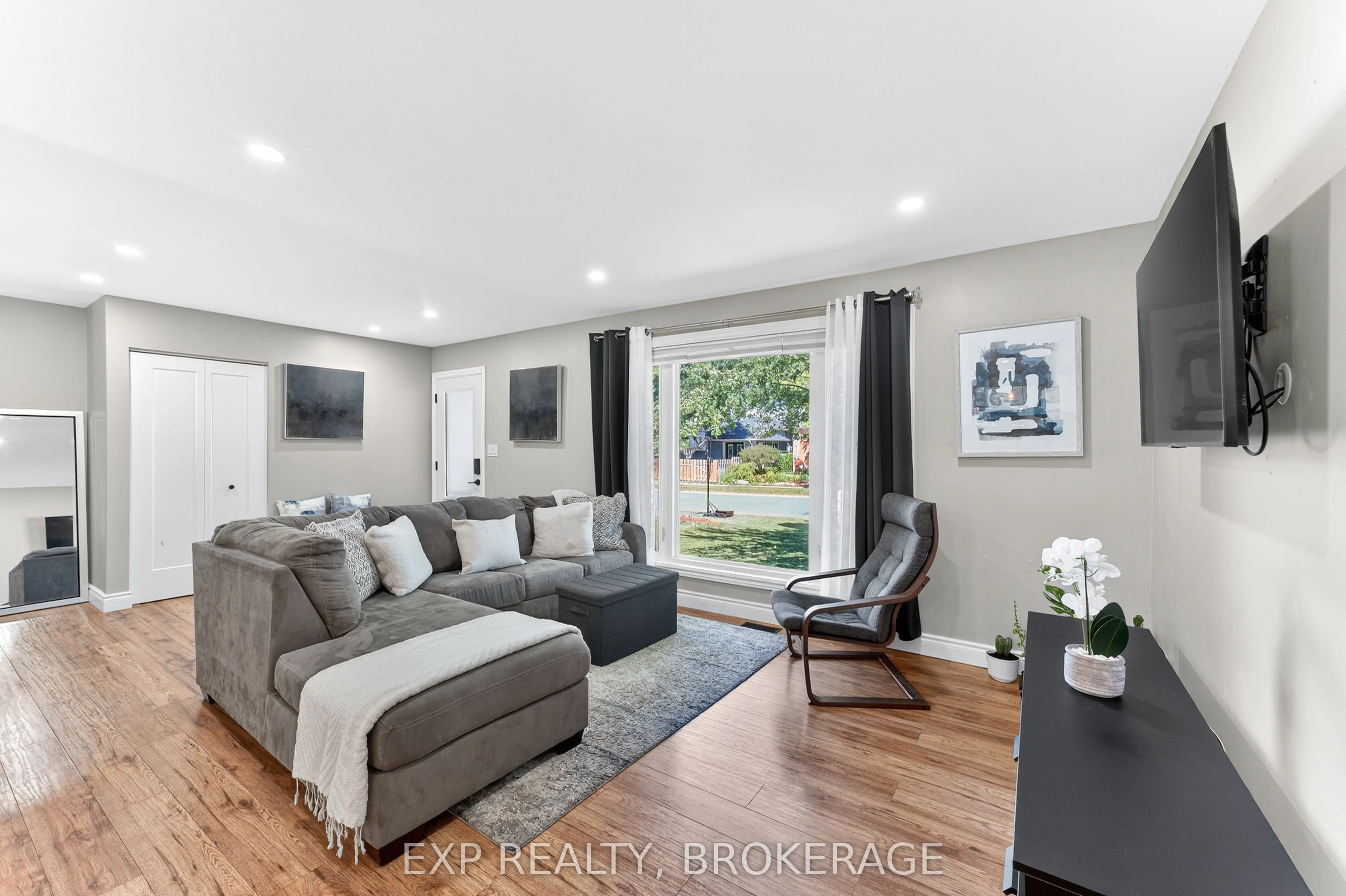 1284 WAVERLEY Crescent