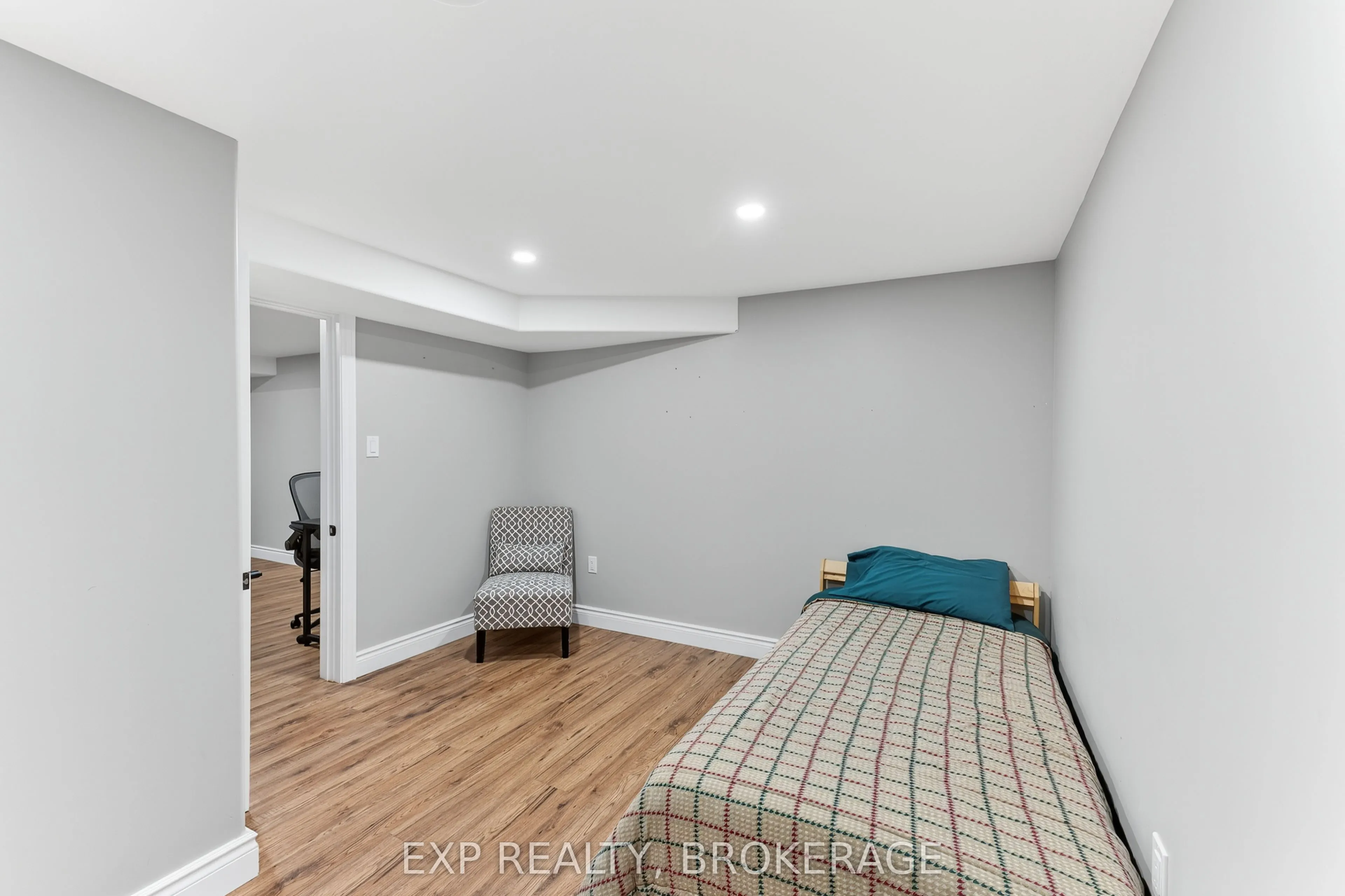 1284 WAVERLEY Crescent