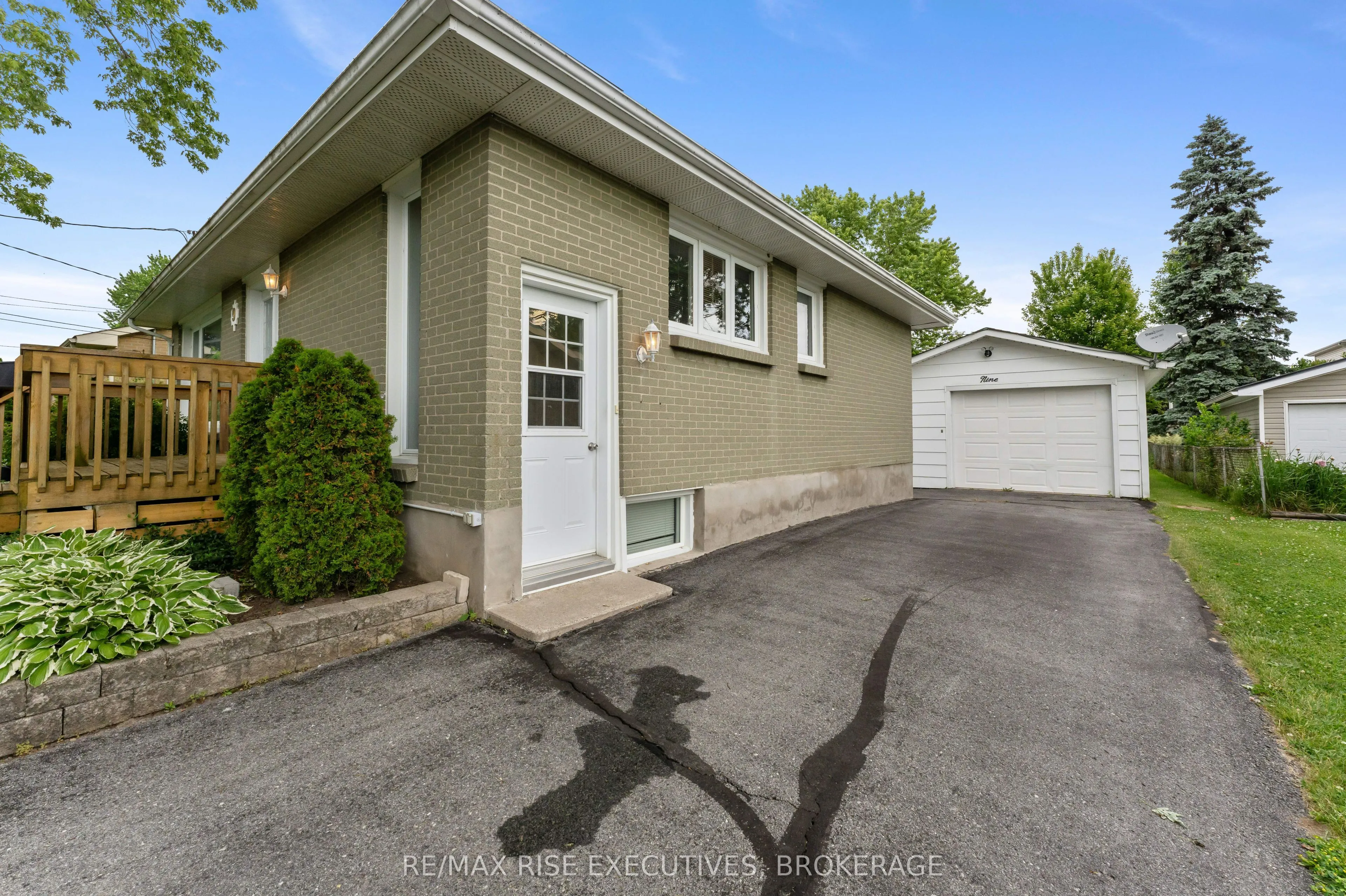 9 Henry Crescent