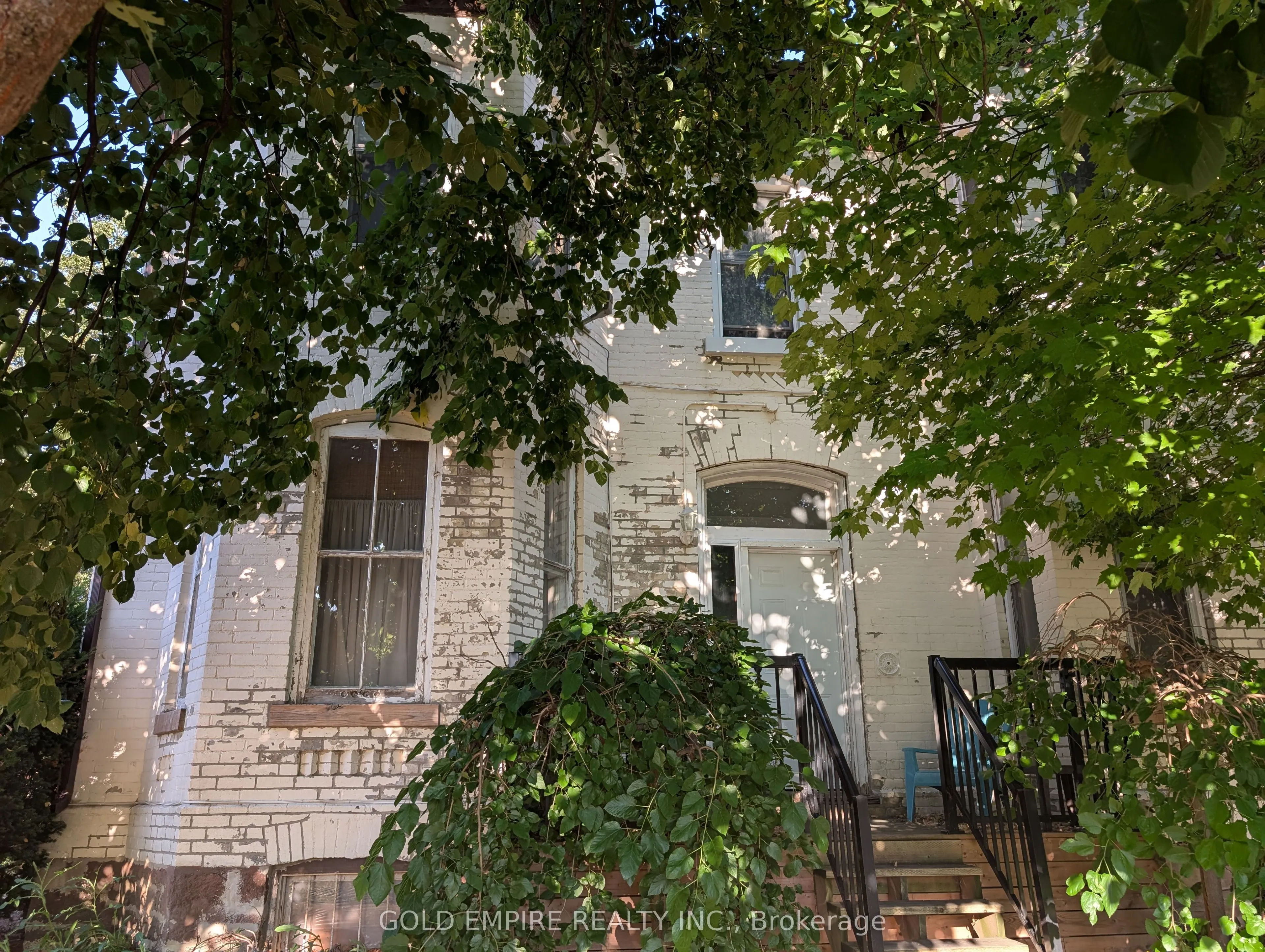 42 Wellington Street N