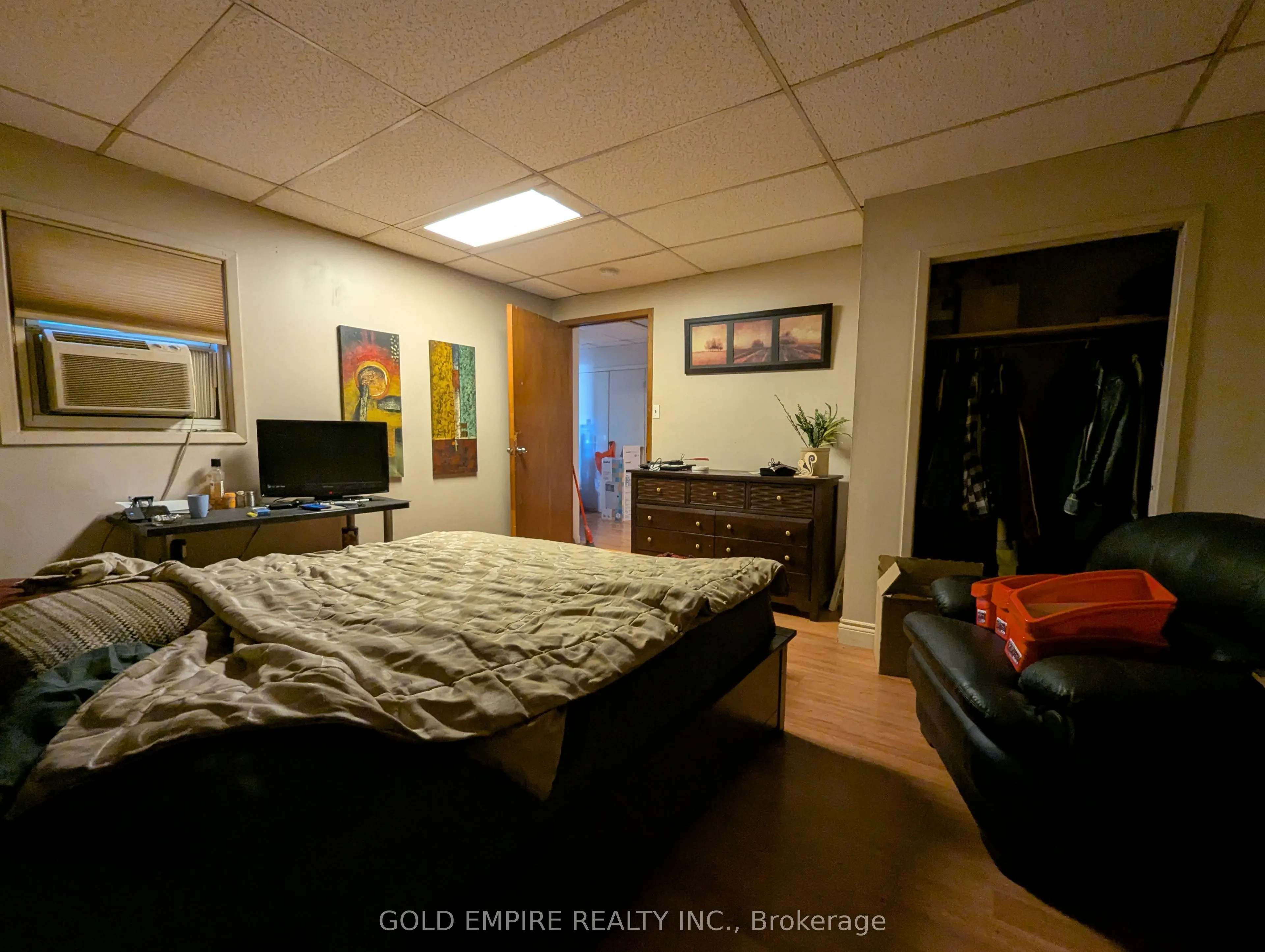 42 Wellington Street N