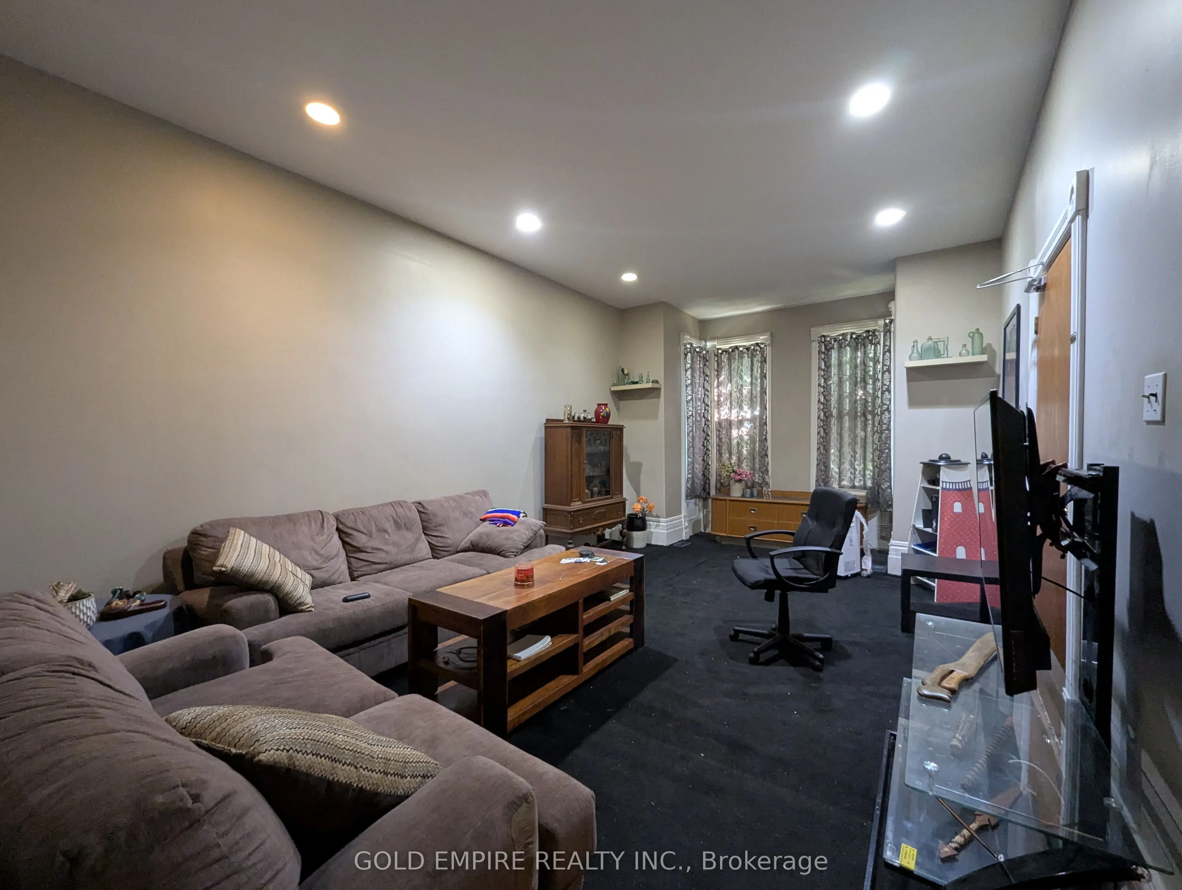 42 Wellington Street N