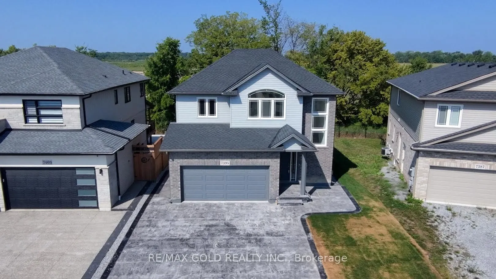 7395 Sherrilee Crescent