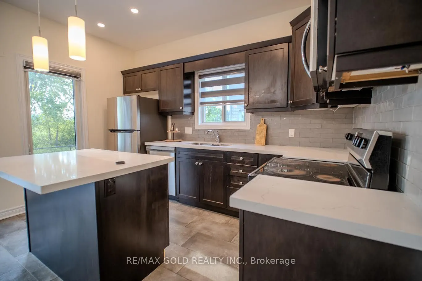 7395 Sherrilee Crescent