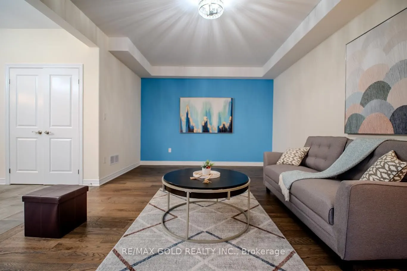 7395 Sherrilee Crescent