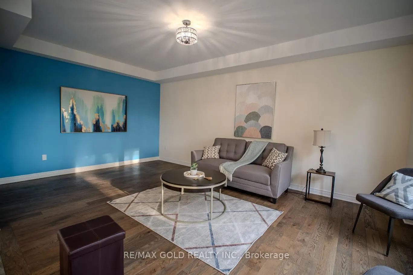 7395 Sherrilee Crescent