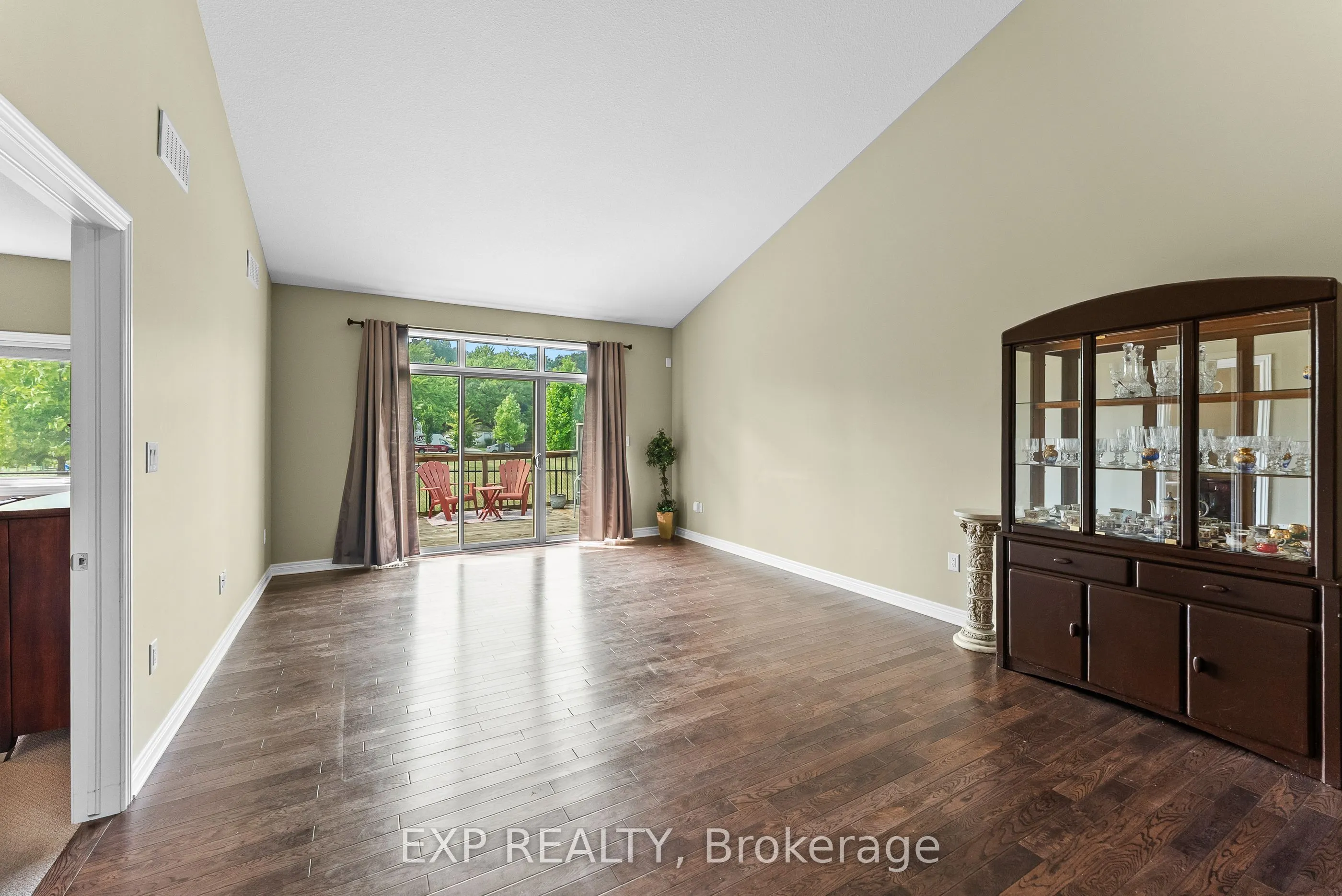 5490 Prince Edward Avenue, #4