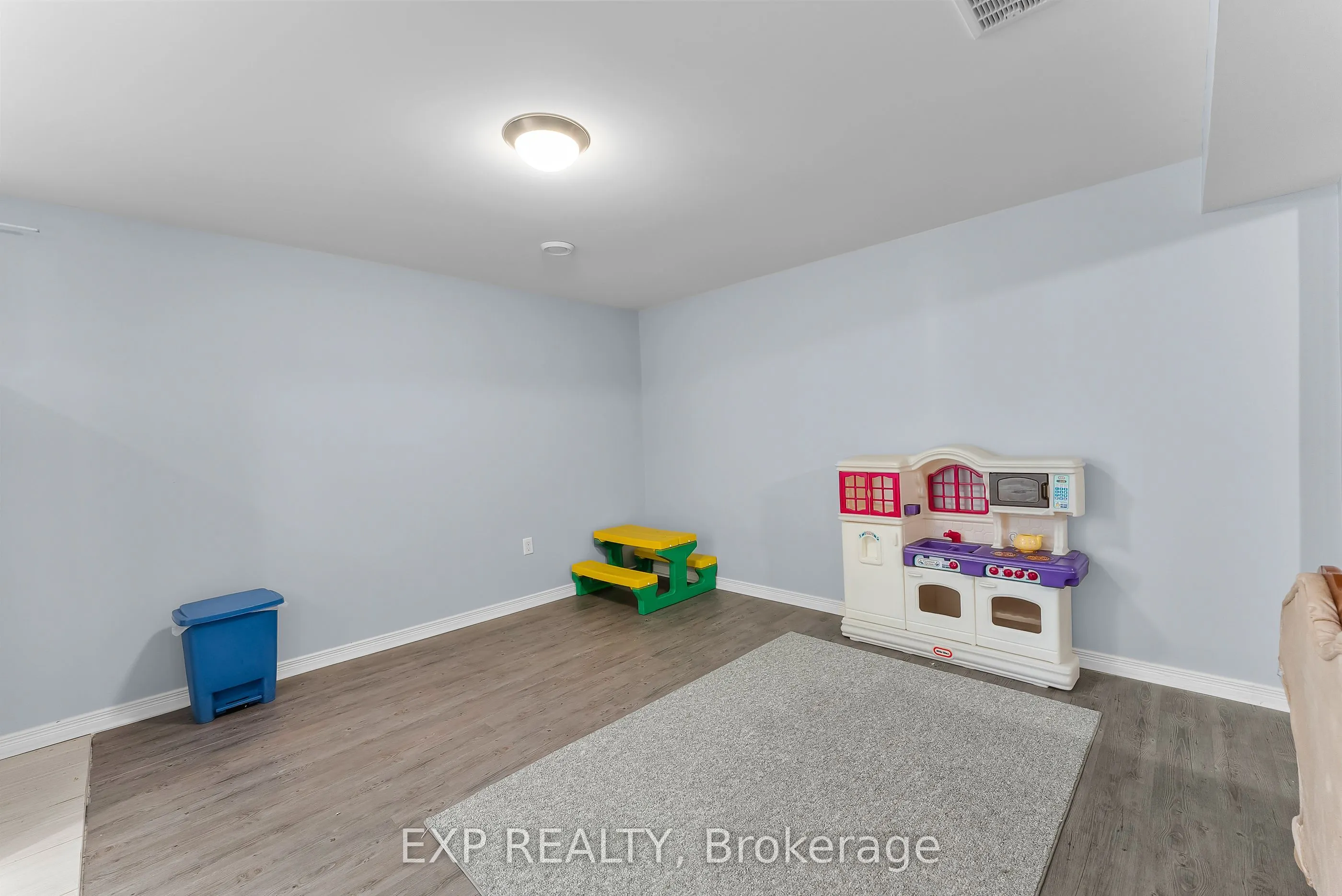 5490 Prince Edward Avenue, #4
