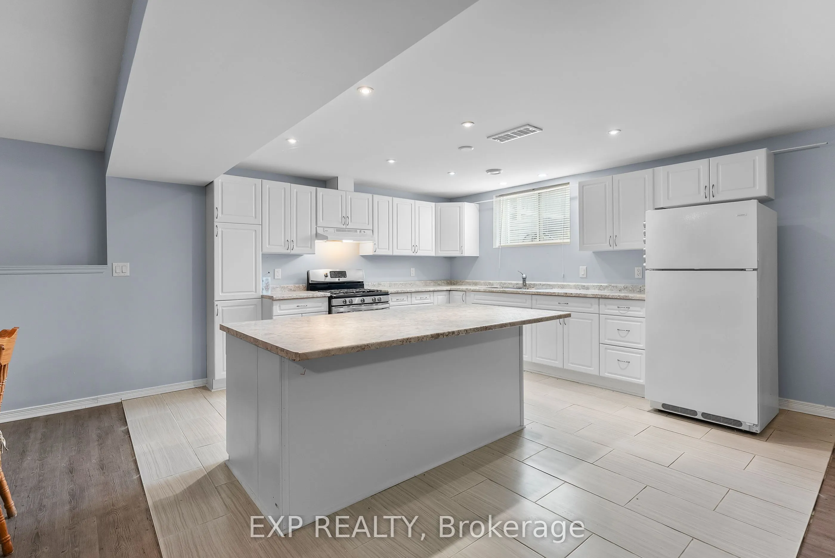 5490 Prince Edward Avenue, #4