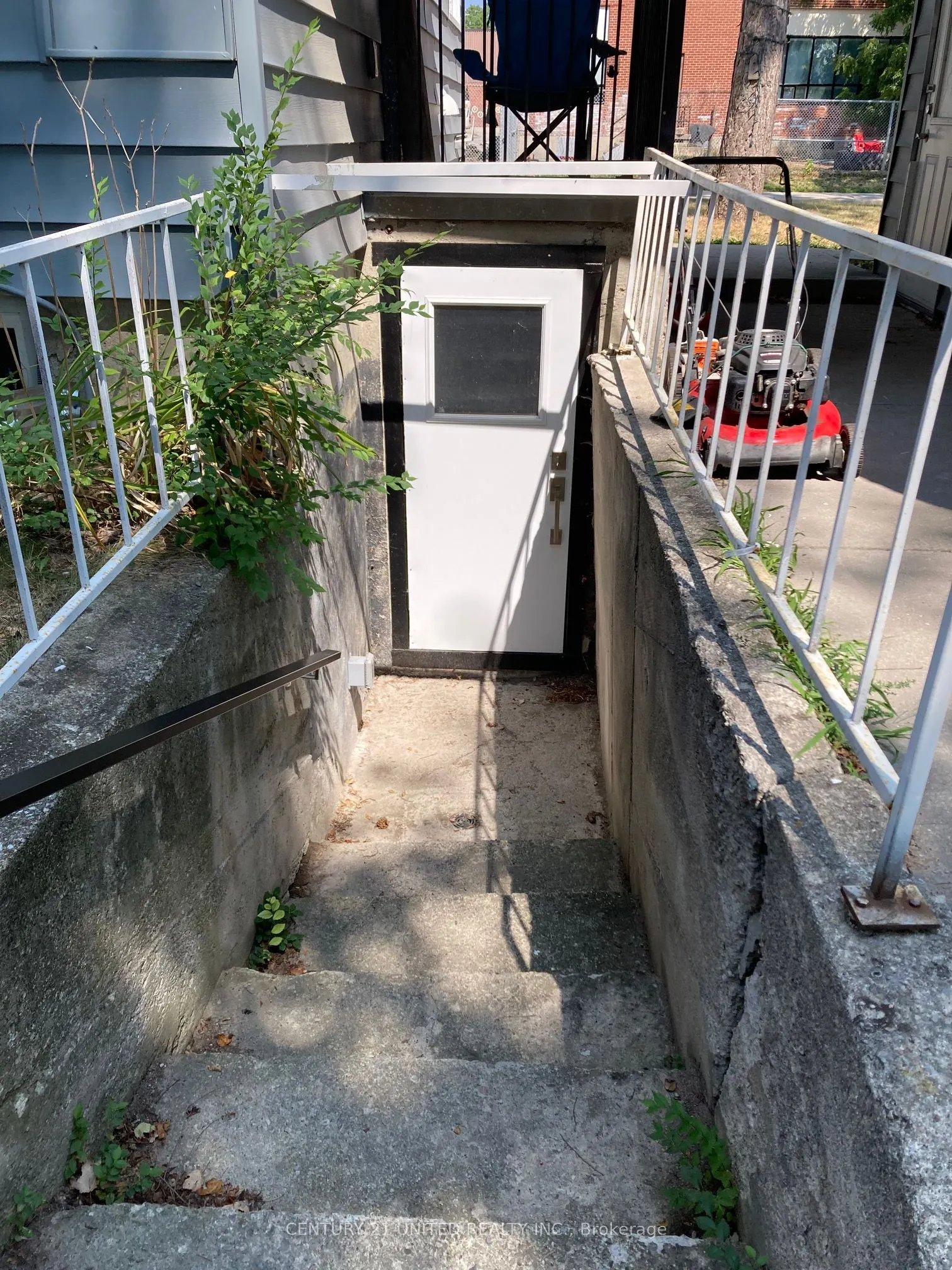 89 College Street E